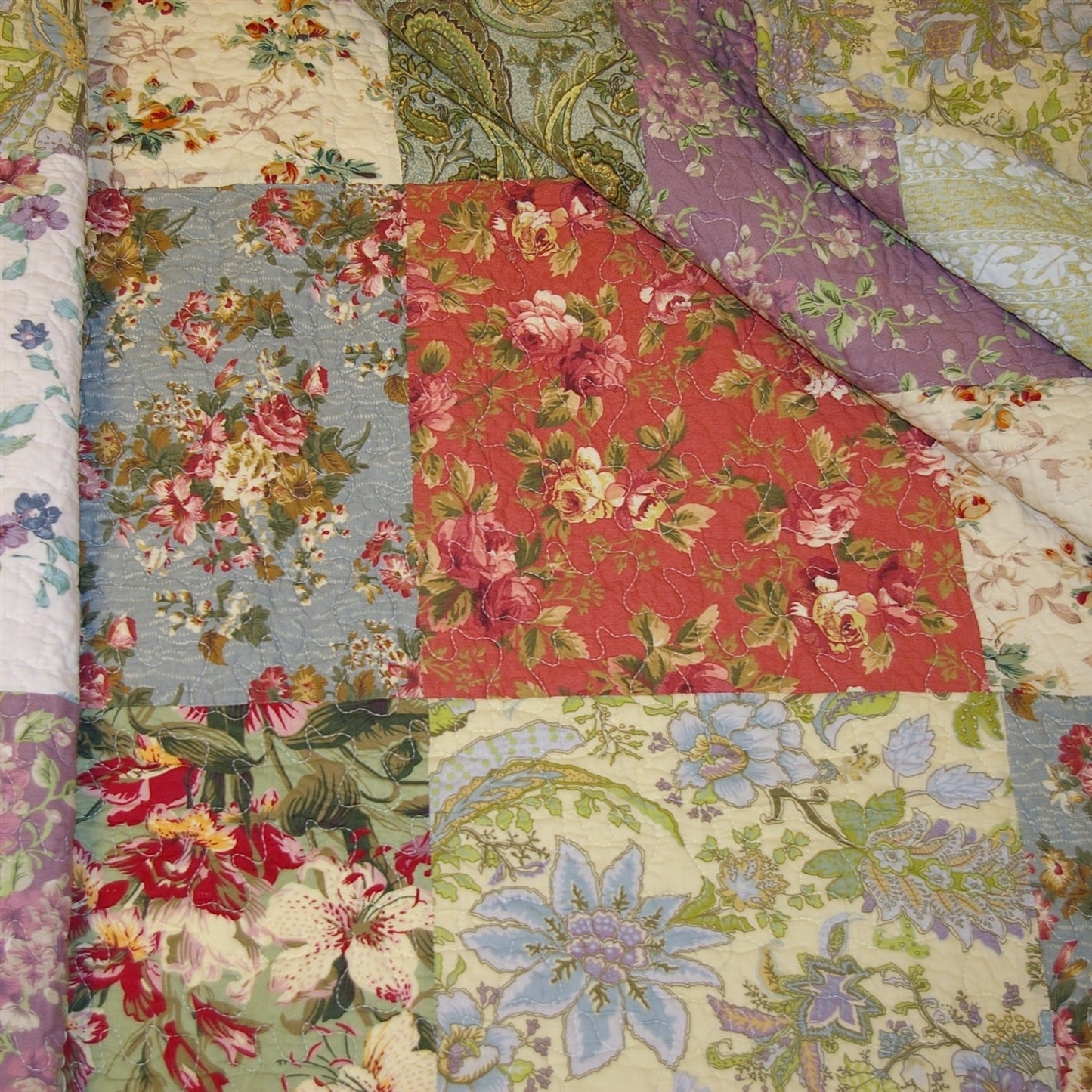 Full / Queen size 100% Cotton Floral Paisley Reversible Quilt Set with intricate vermicelli quilting and vibrant colors