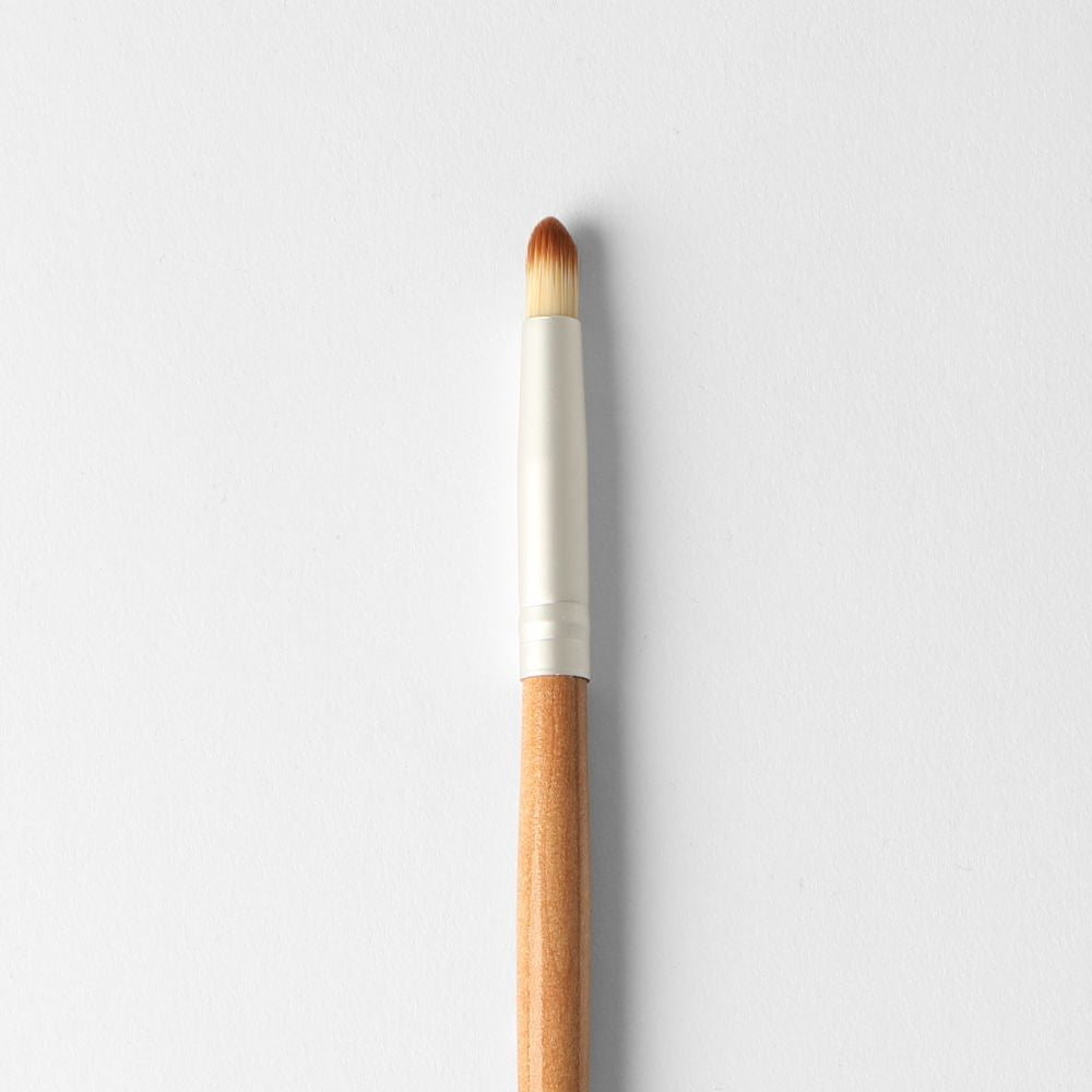 Round Small Eyeshadow Brush for precise eye makeup application and smooth blending with eco-friendly vegan bristles.