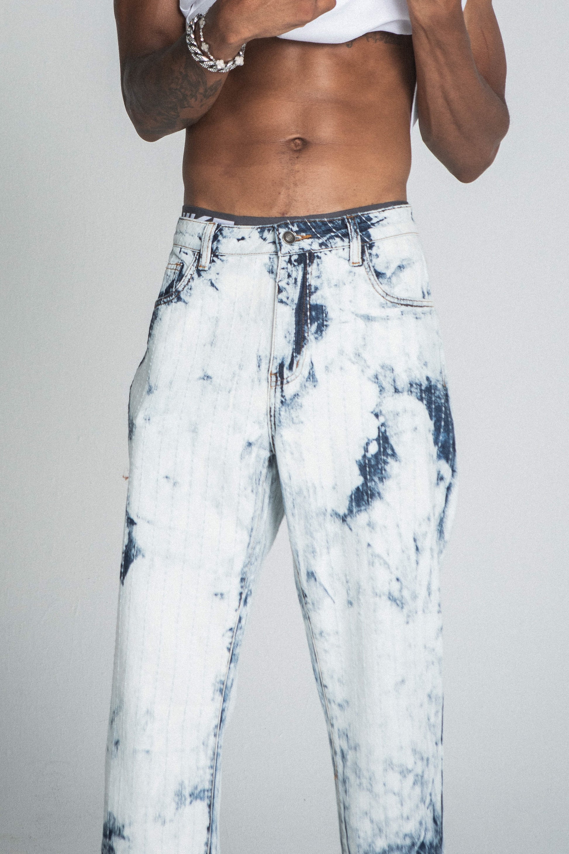 AJ01L-1 DARK BLUE/WHITE TIE DYE THREAD LINE LOOSE JEANS on model, straight-leg, mid-rise with thread line detail in cotton fabric.