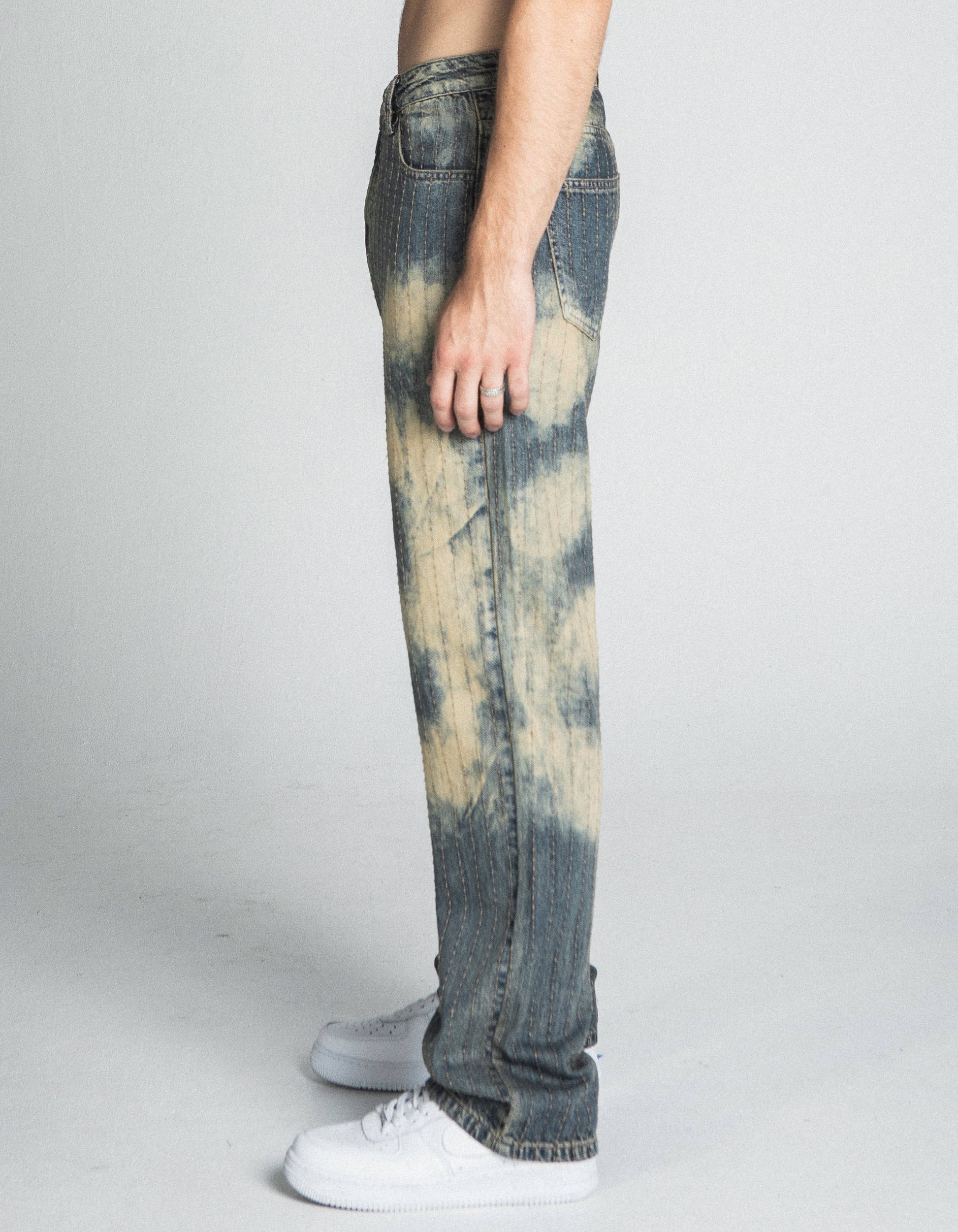 Side view of model wearing AJ01L-3 VINTAGE THREAD LINE LOOSE JEANS, featuring mid-rise waist and straight-leg cut, 100% cotton denim.