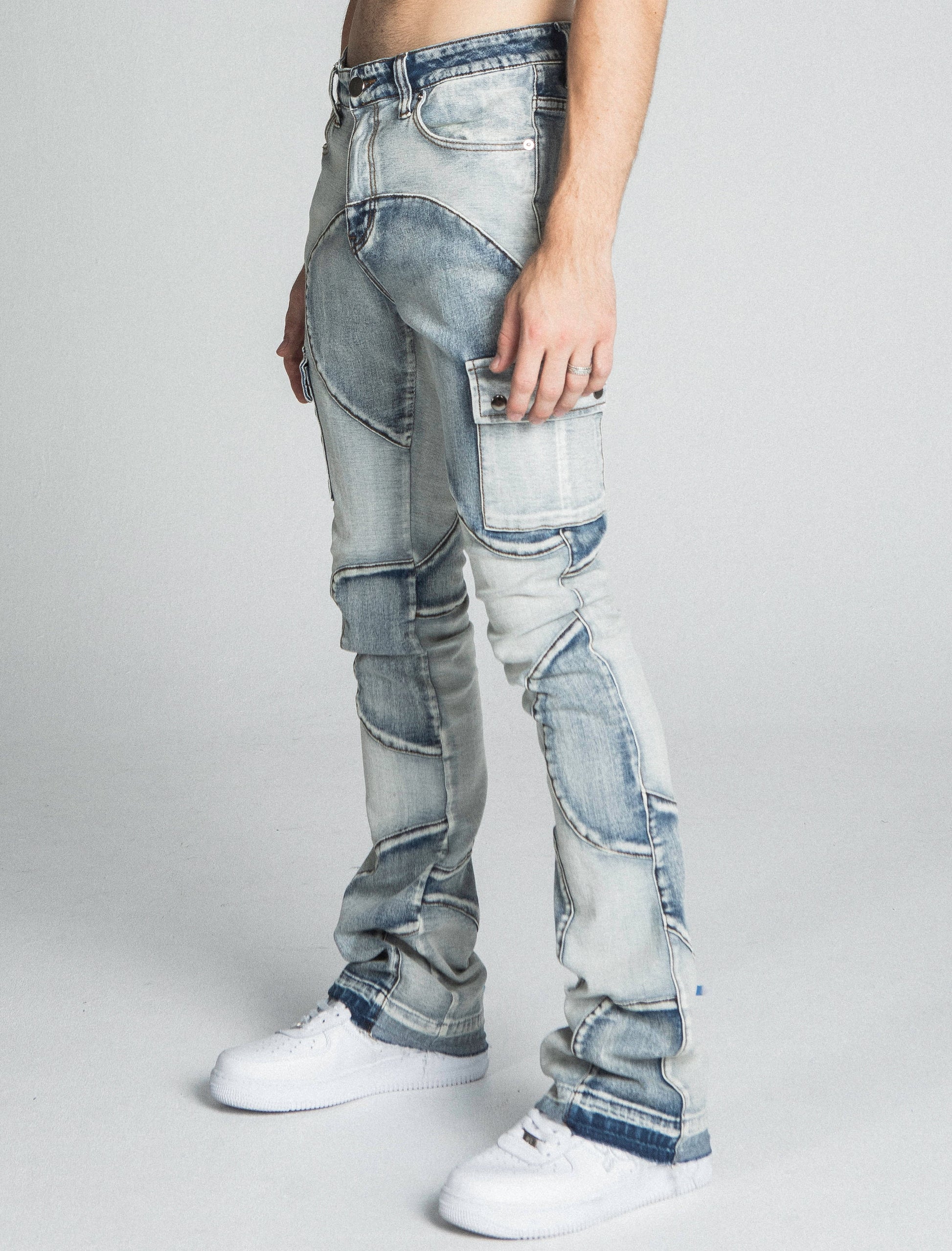 AJ40SK COLOR BLOCK STACKED JEANS with mid-rise waist and stretchy fabric, featuring a five-pocket design, shown with white sneakers.