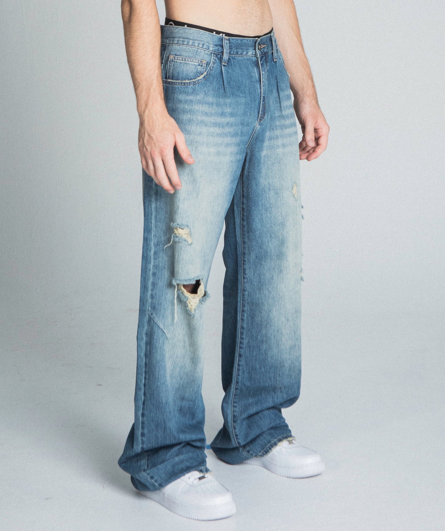 AJ09-3 CLASSIC BLUE LIGHTLY DISTRESSED BAGGY JEANS with mid-rise fit, faded details, and five-pocket design made from cotton fabric.