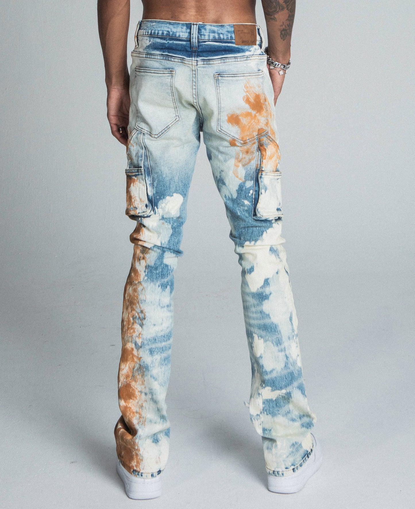 Back view of AJ19SK OIL PAINT STACKED JEANS featuring cargo pockets and a traditional wash design.