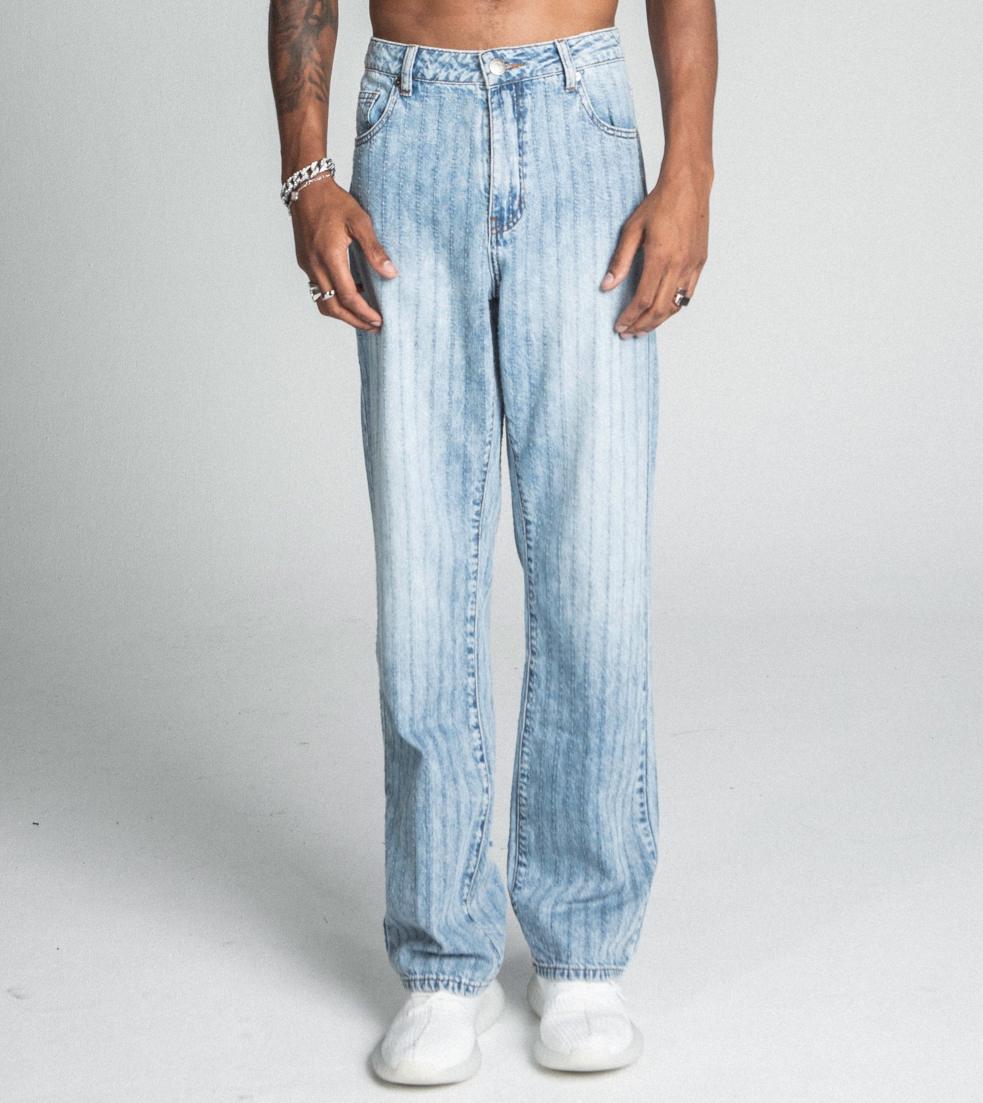 AJ01L-2 CLASSIC BLUE THREAD LINE LOOSE JEANS with straight-leg design, featuring mid-rise waist, five-pocket style, and thread line detail.