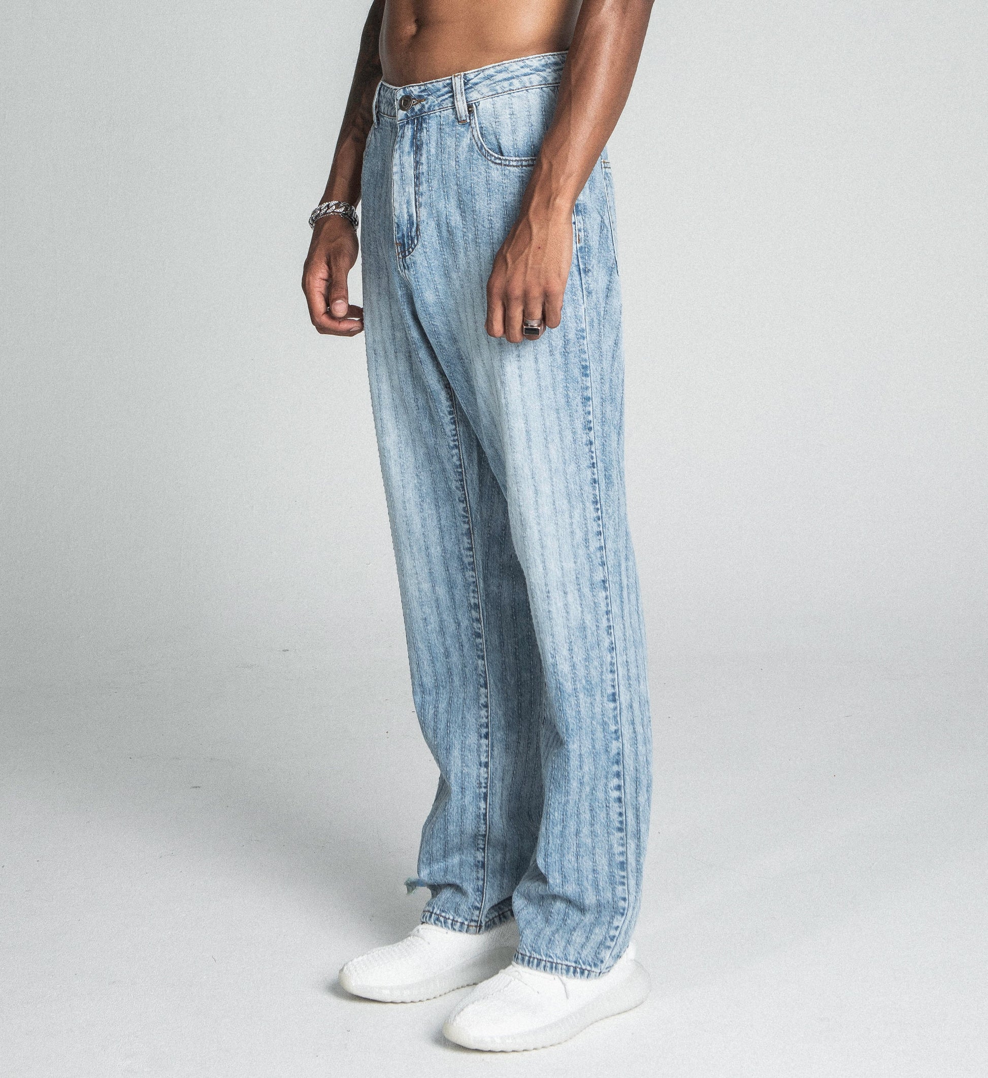 AJ01L-2 CLASSIC BLUE THREAD LINE LOOSE JEANS featuring a mid-rise waist, thread line detail, and straight-leg design on a stylish model.