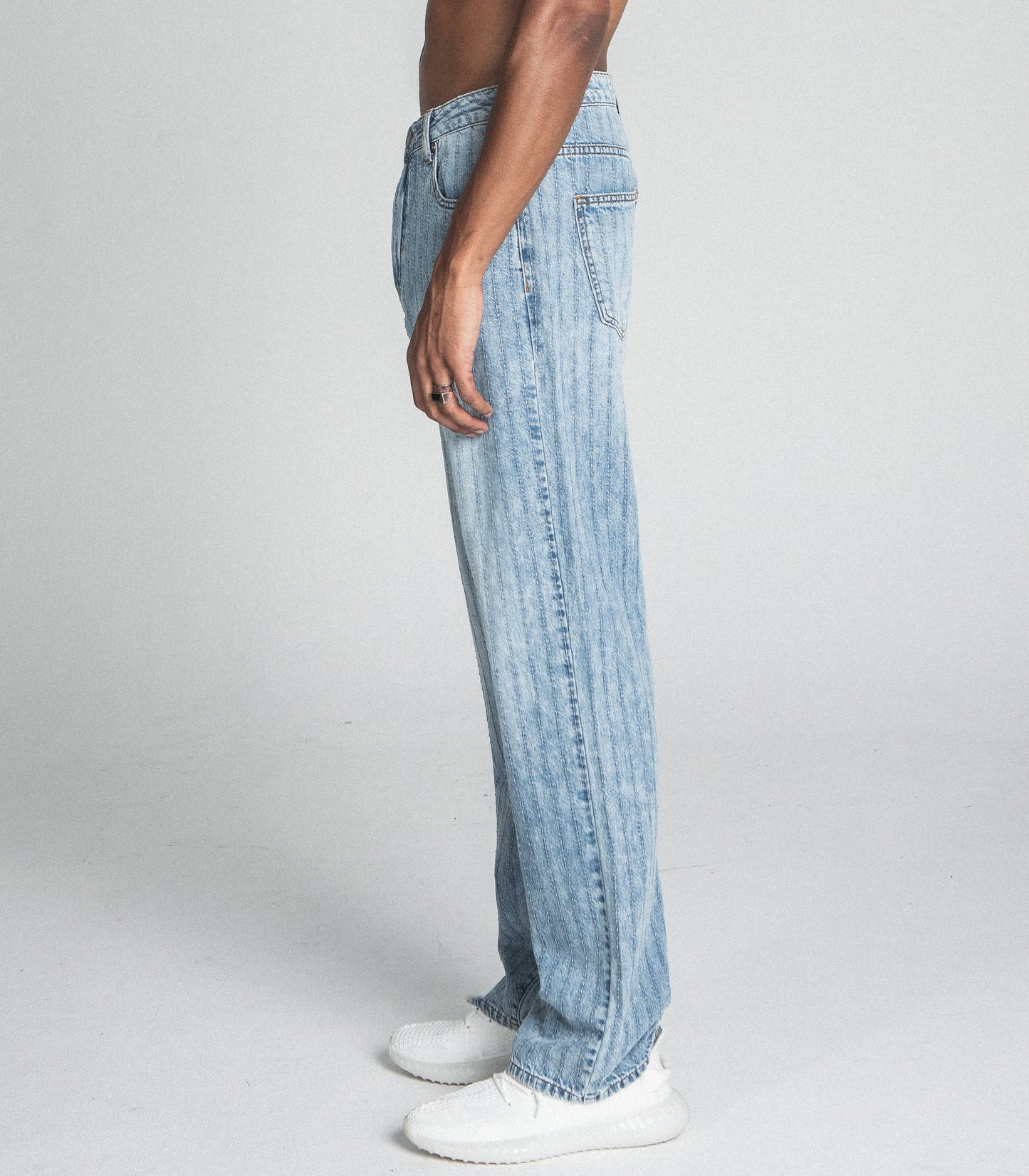 Side view of AJ01L-2 CLASSIC BLUE THREAD LINE LOOSE JEANS with mid-rise waist, straight-leg style, and thread line detail.