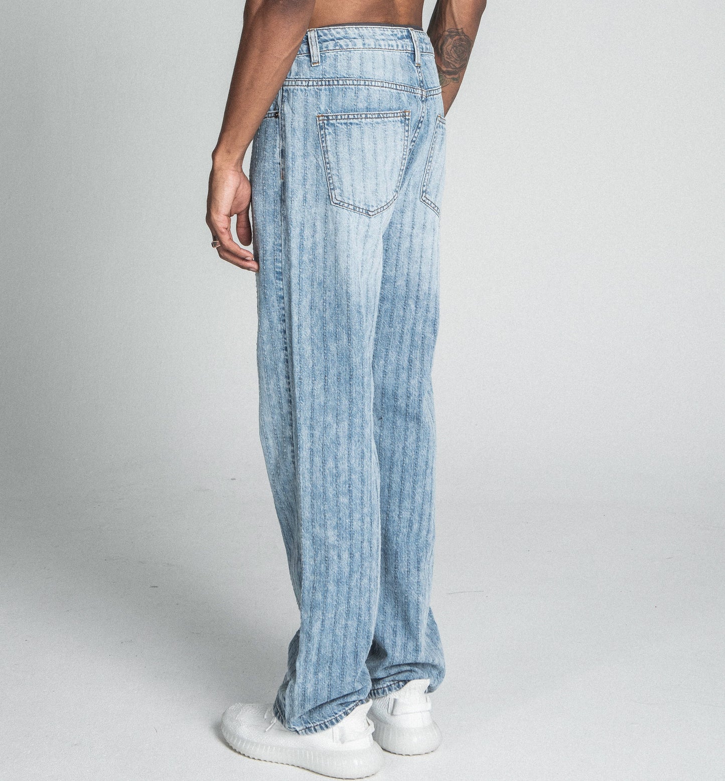 AJ01L-2 CLASSIC BLUE THREAD LINE LOOSE JEANS with mid-rise waist, straight-leg design, and thread line detail, shown from the back.