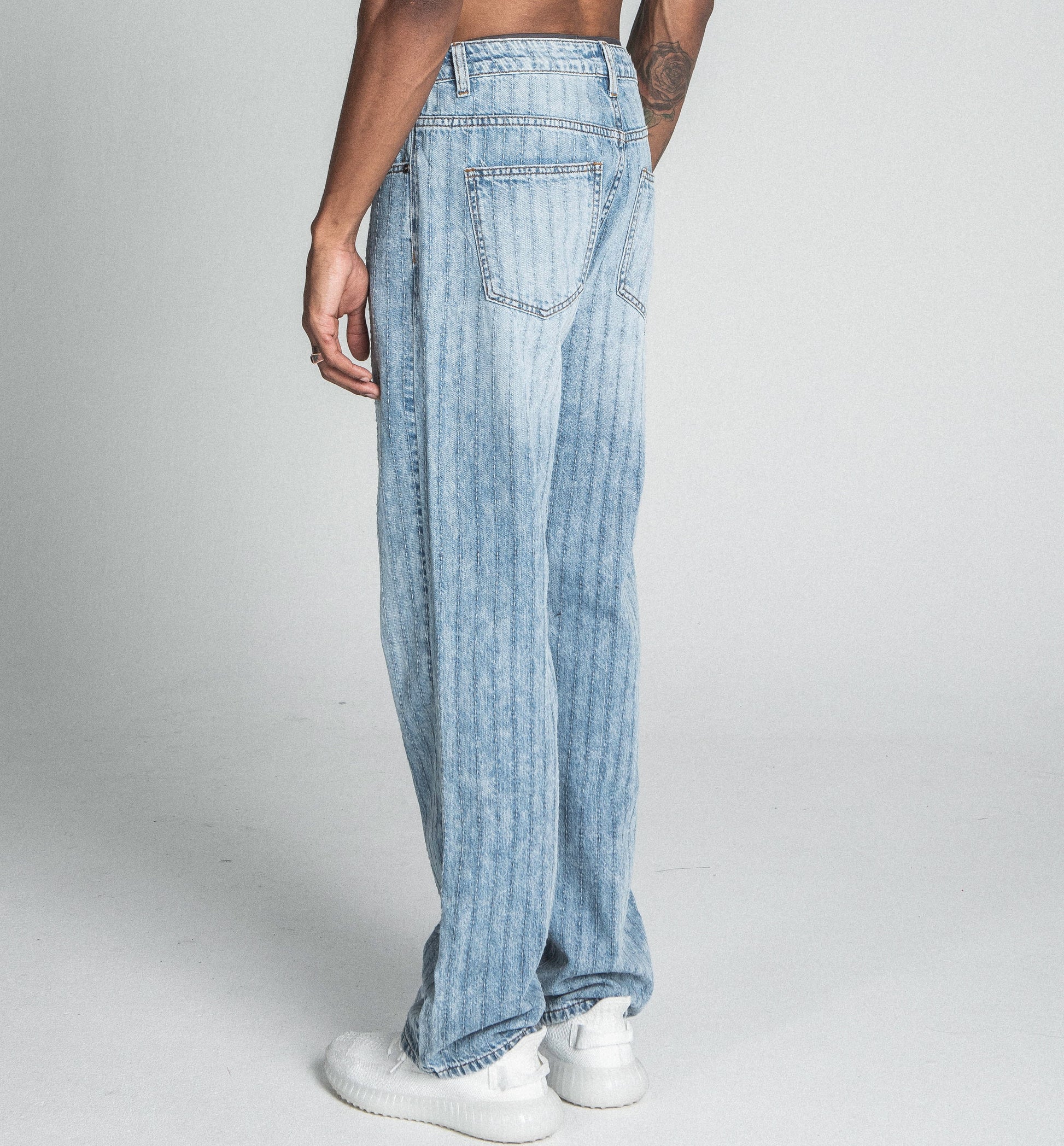 AJ01L-2 CLASSIC BLUE THREAD LINE LOOSE JEANS with mid-rise waist, straight-leg design, and thread line detail, shown from the back.