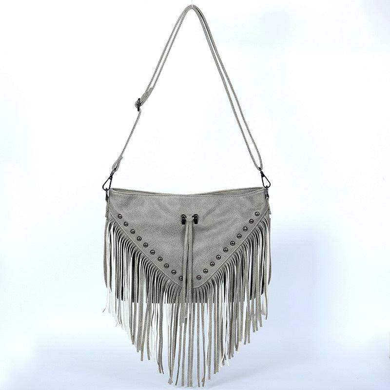 Trendy Riveted Tassel Shoulder Bag – Stylish and Practical Handbag with Tassels and Rivets in soft simulated leather