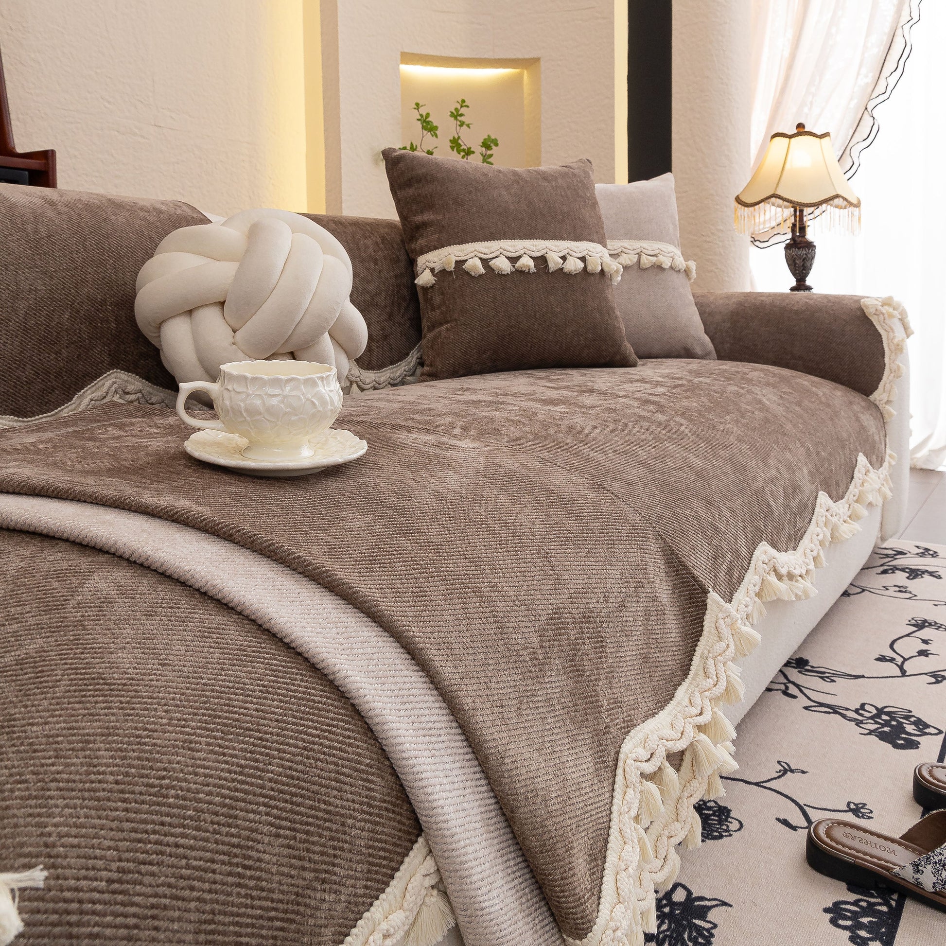 Chenille Sofa Cover Towel – Non-Slip, Washable Pets Couch Protector with Tassels displayed on a sofa.