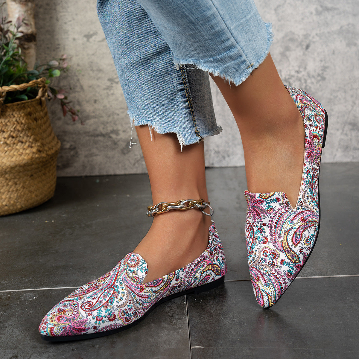 Colorful women’s flat pointed-toe thin shoes — casual everyday flats paired with jeans for modern style.