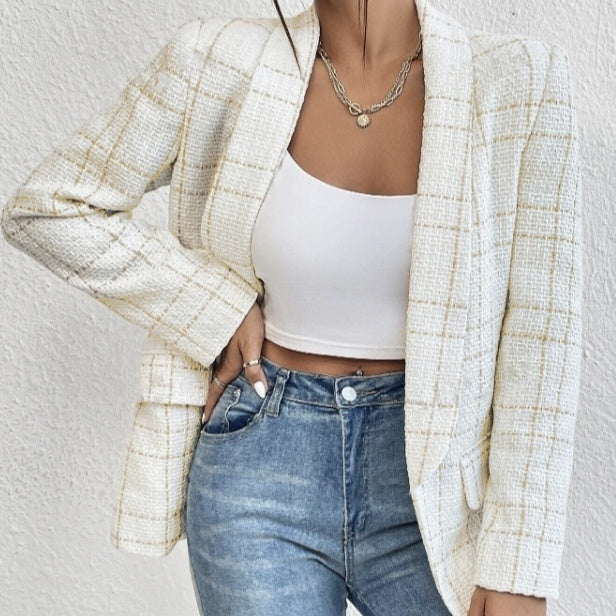 Model wearing Ladies' Solid Color Linen Fake Pocket Design Fashionable Suit Jacket with a stylish casual look for spring and autumn.