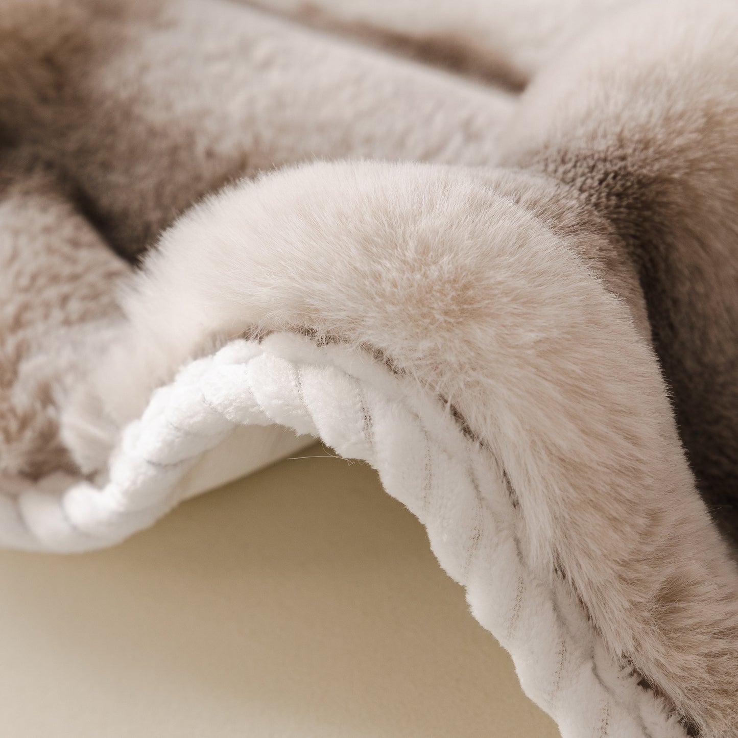 Ultra Soft Faux Fur Couch Cover – Large, Fluffy, and Elegant Sofa Throw Blanket showcasing plush faux fur texture.