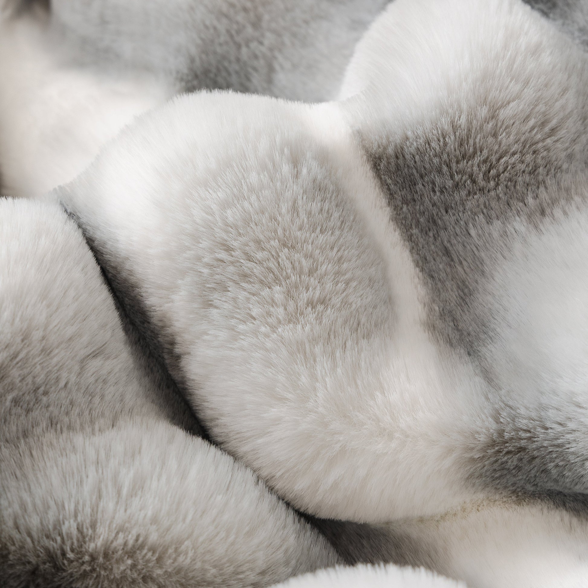 Close-up of Ultra Soft Faux Fur Couch Cover – Large, Fluffy, and Elegant Sofa Throw Blanket with gradient colors and plush texture.