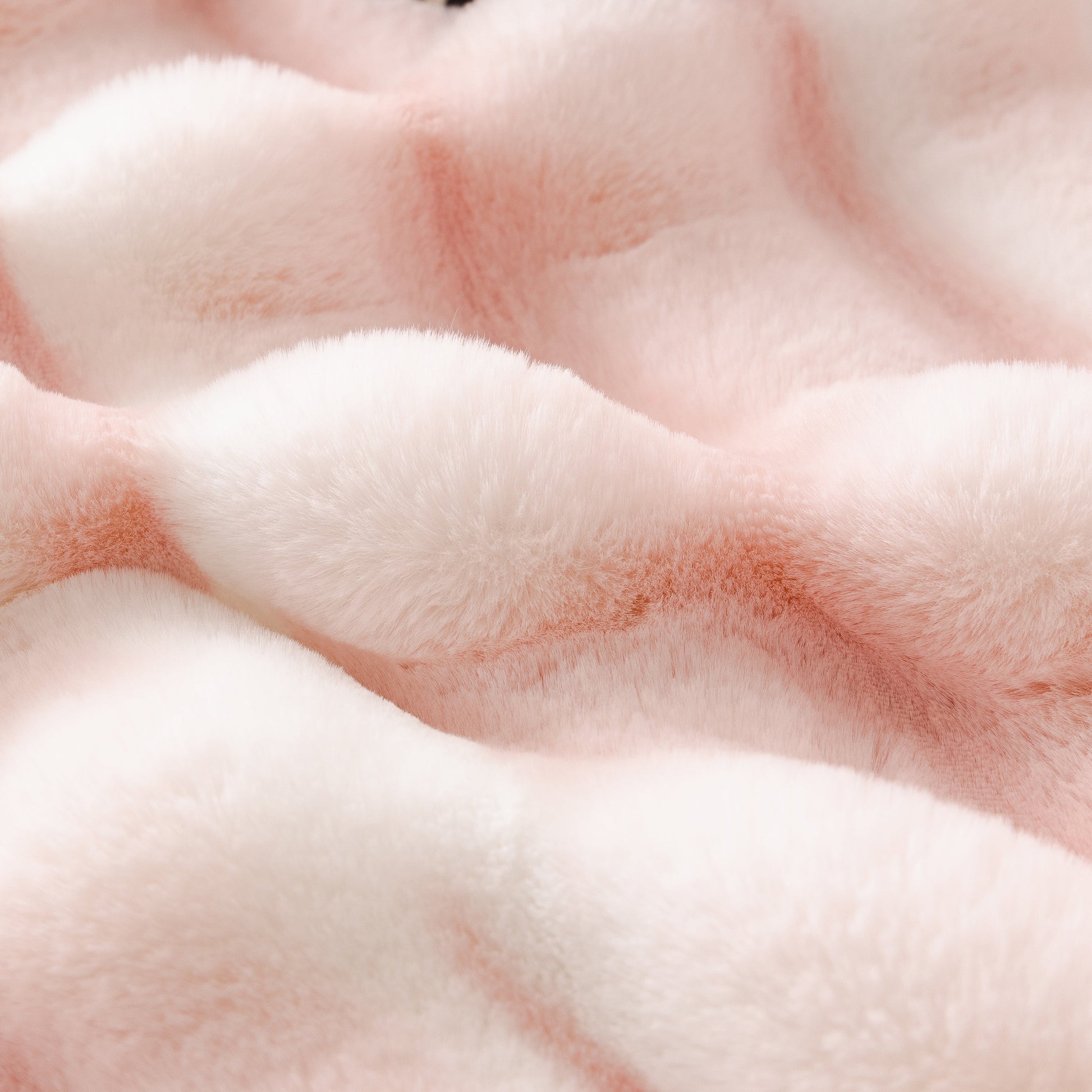 Close-up of Ultra Soft Faux Fur Couch Cover – Large, Fluffy, and Elegant Sofa Throw Blanket with gradient texture.