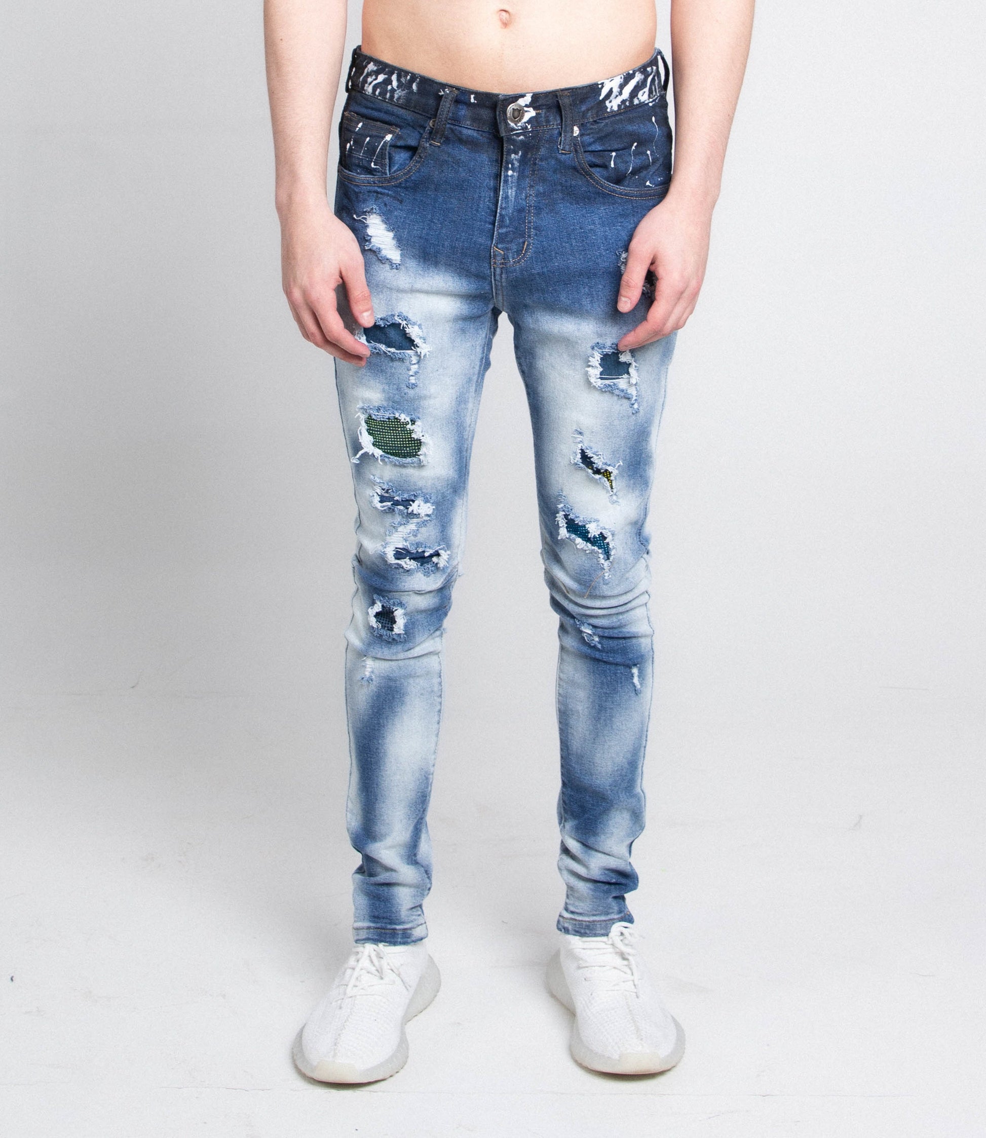 A404 CASUAL FADED WASH SKINNY JEANS with mid-rise waist and stretchy fabric, featuring a zipper fly, top button fastening, and five pockets.