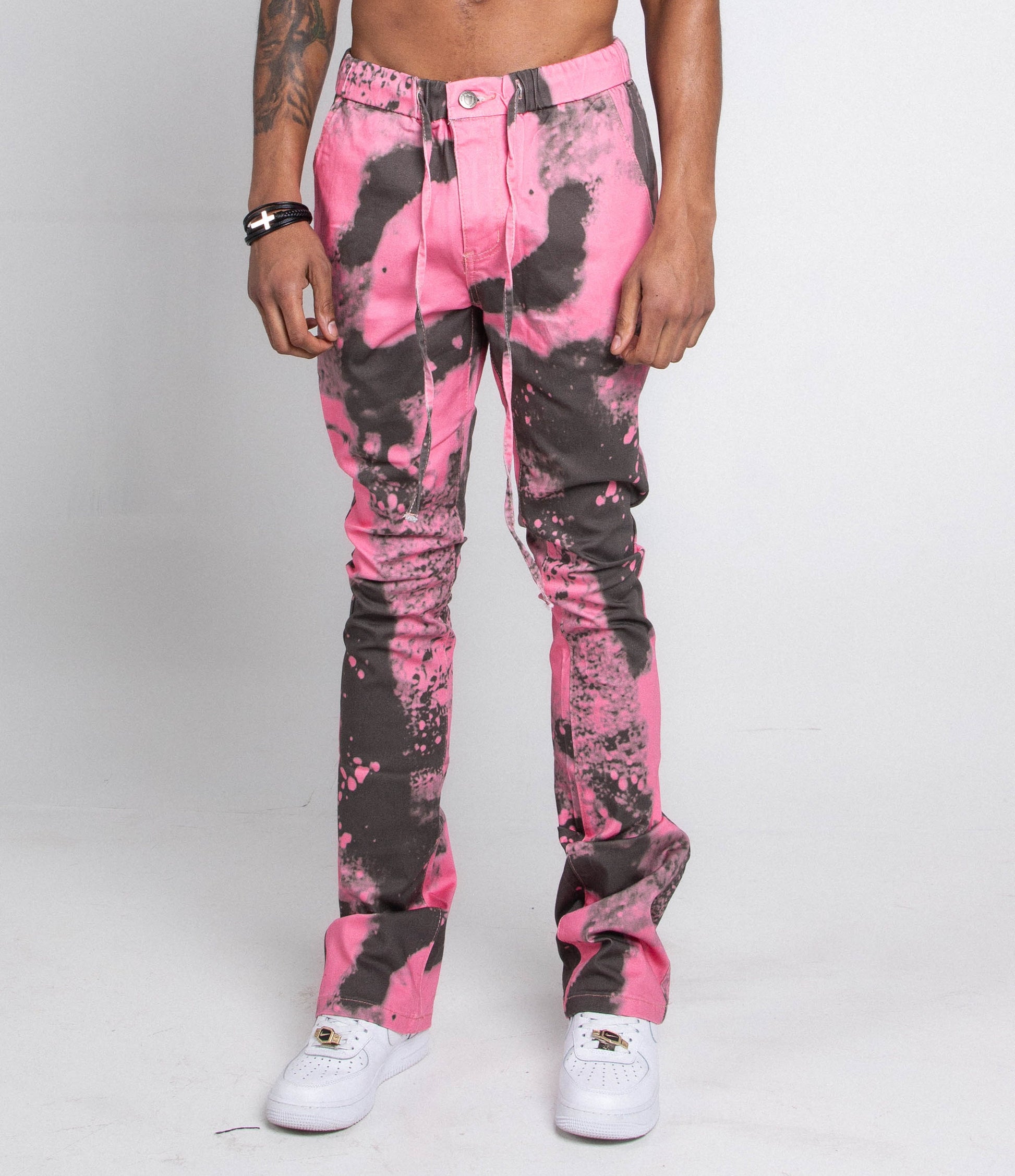 AJ04L COLOR DYE LOOSE JEANS in pink and black with mid-rise waist, straight-leg, and five-pocket design.