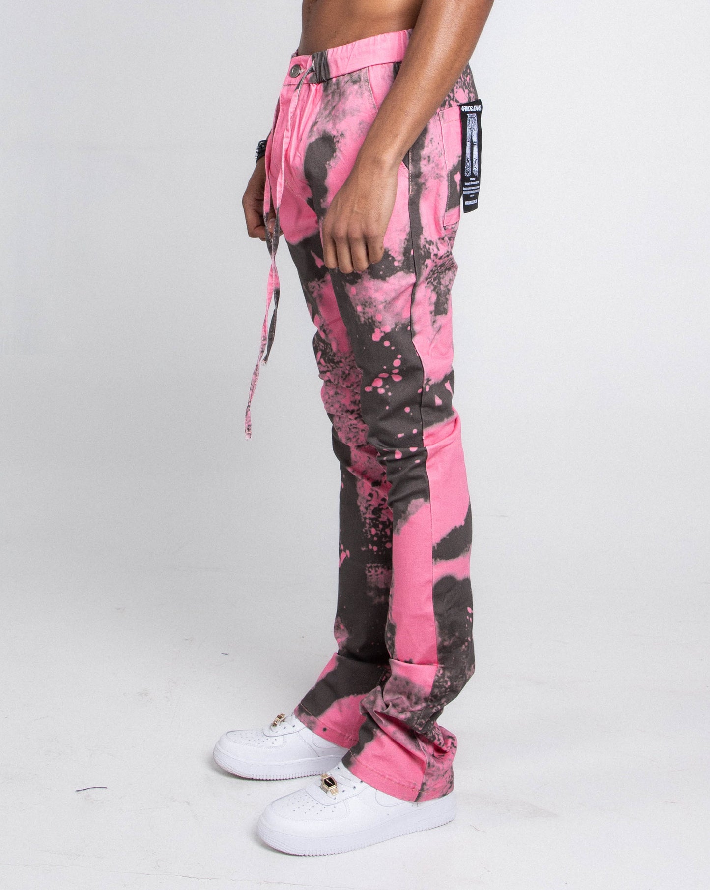 Model wearing AJ04L COLOR DYE LOOSE JEANS with pink and black dye, mid-rise waist, straight-leg, five-pocket design, cotton fabric.