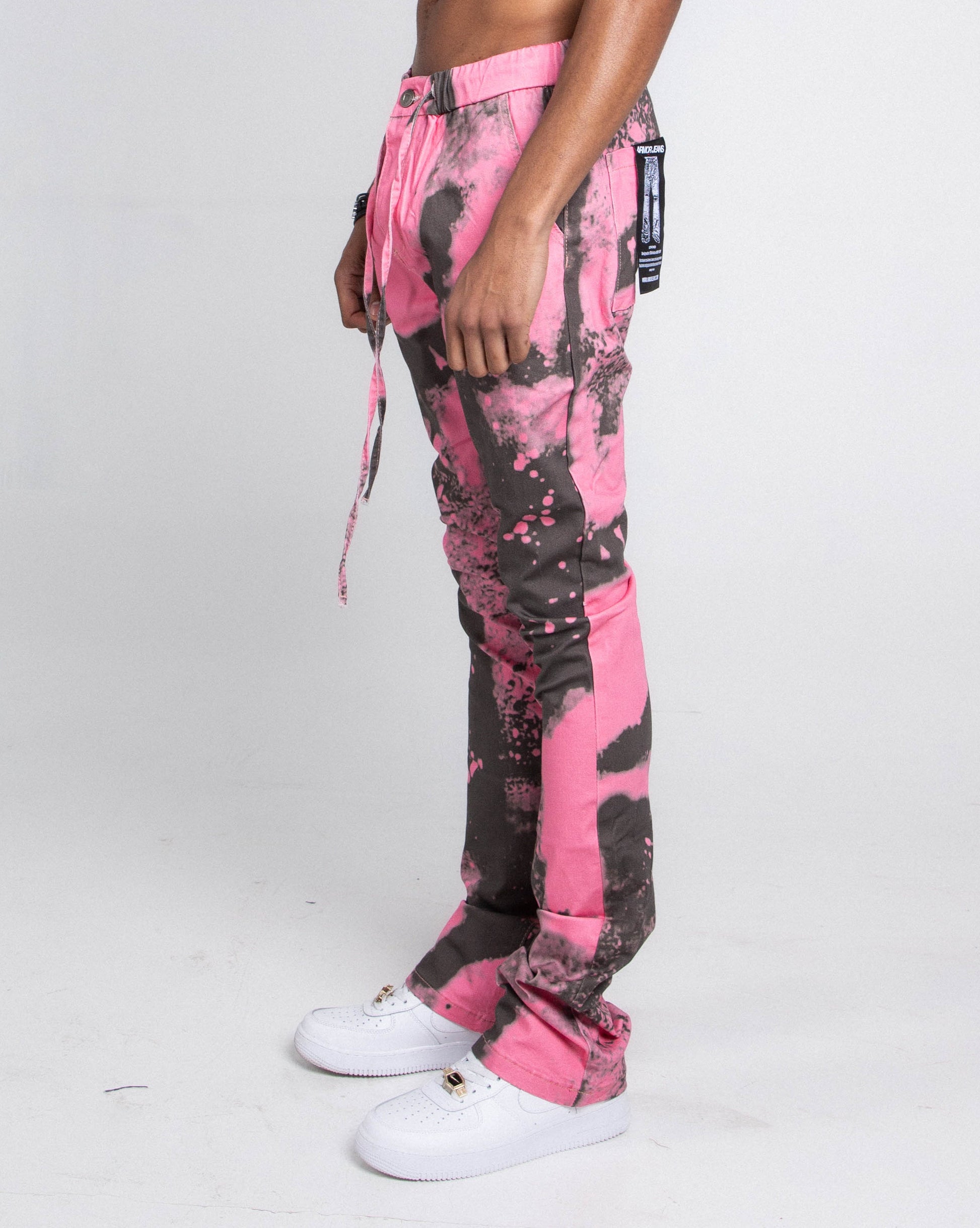 Model wearing AJ04L COLOR DYE LOOSE JEANS with pink and black dye, mid-rise waist, straight-leg, five-pocket design, cotton fabric.