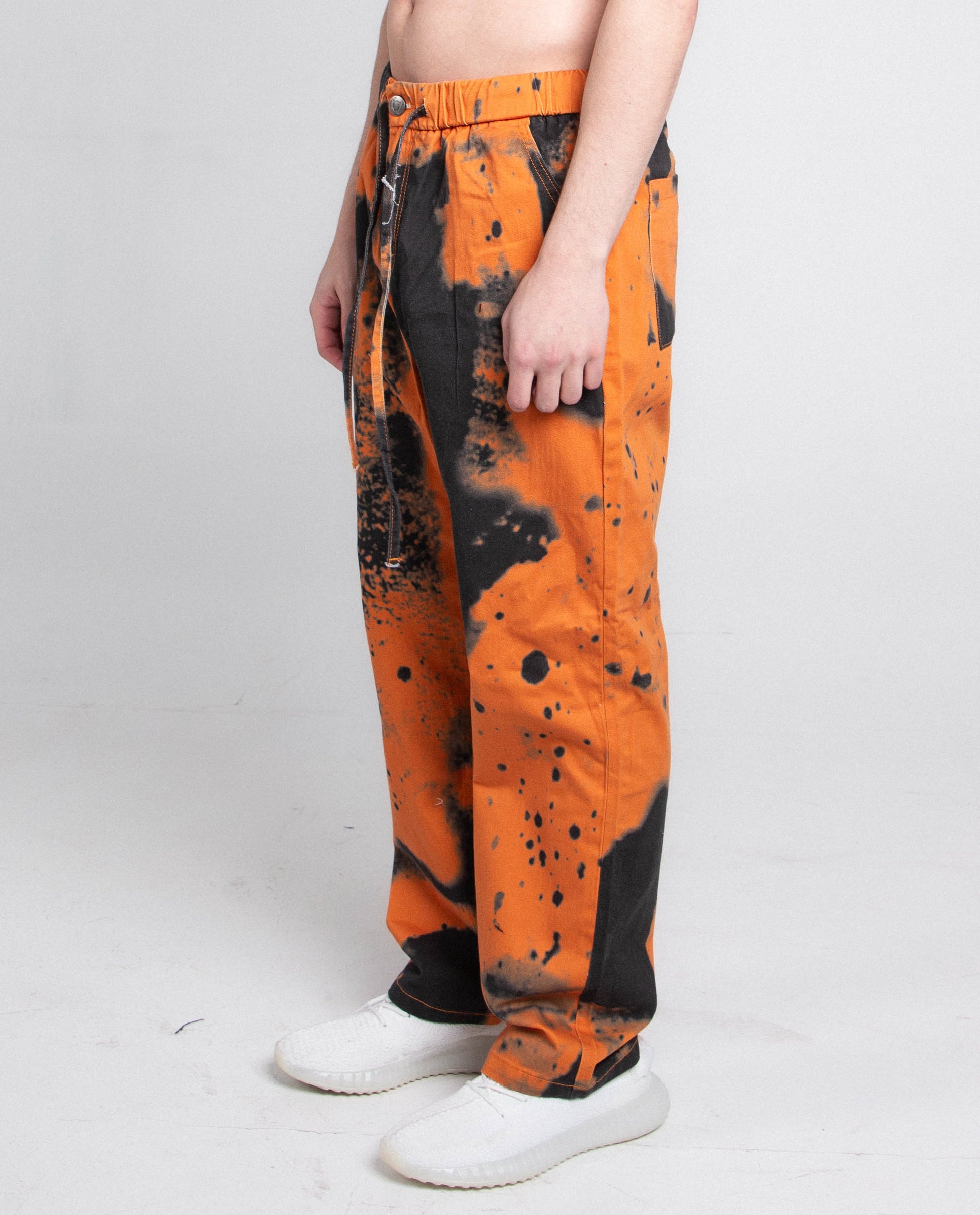 AJ04L COLOR DYE LOOSE JEANS in orange and black with elastic band, mid-rise, straight-leg design and five-pocket detail, made of cotton.