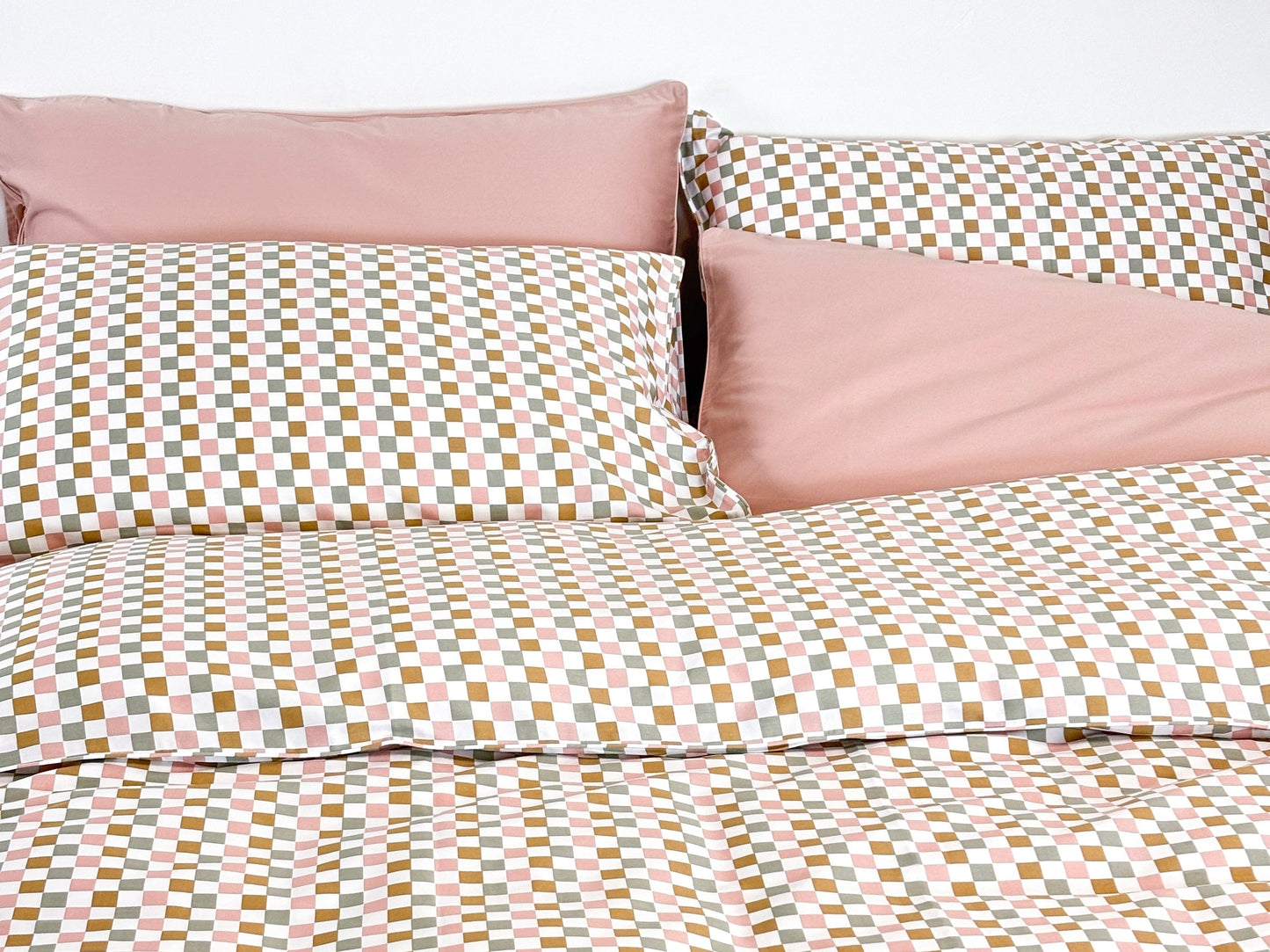 SHNUGGLE Bedding Set Colorful Checker with hidden snaps, soft 400-thread-count cotton, and wrinkle-resistant finish.