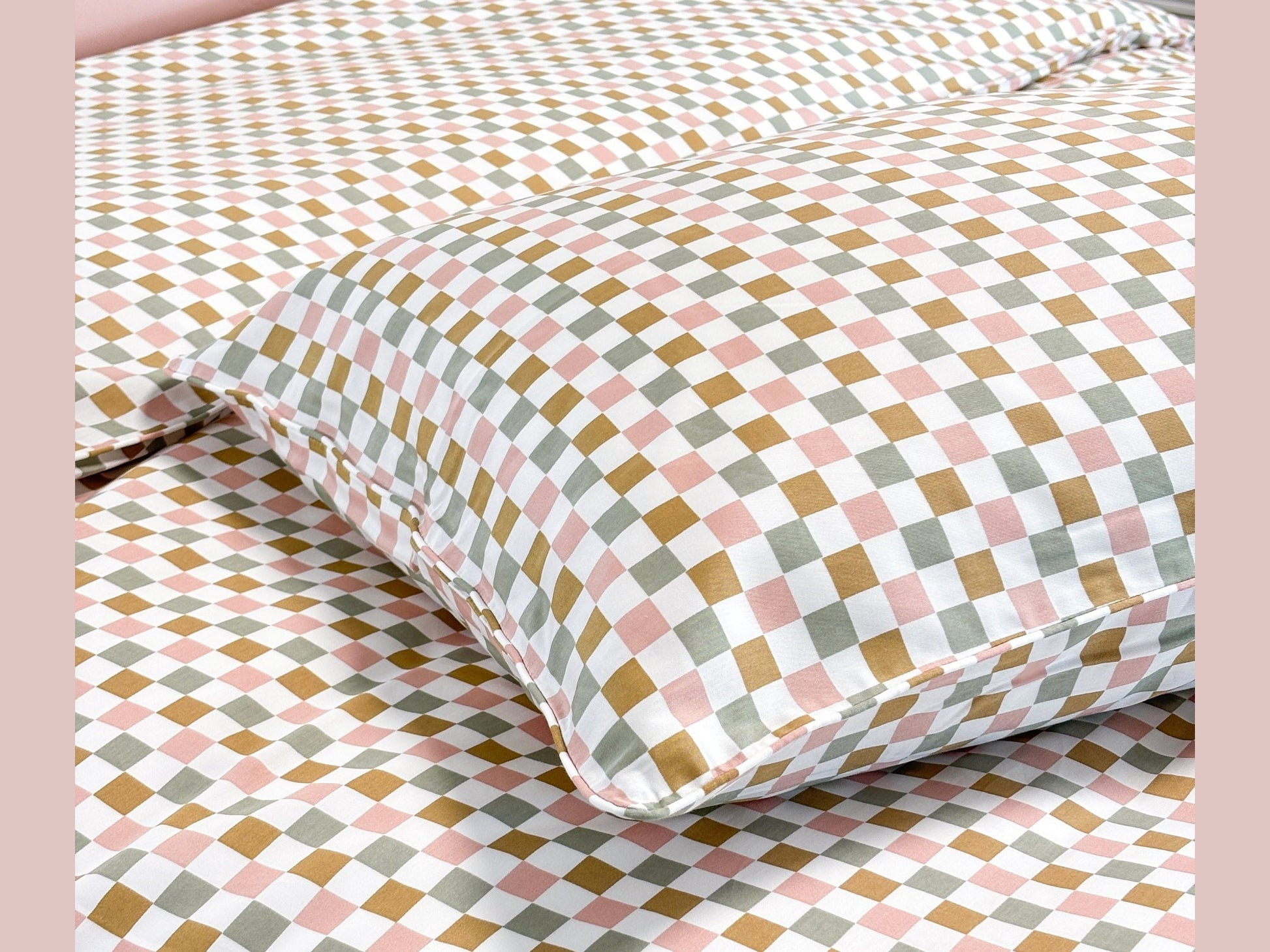 SHNUGGLE Bedding Set Colorful Checker with pillowcase and duvet cover in soft 400-thread-count cotton, wrinkle-resistant and chemical-free.