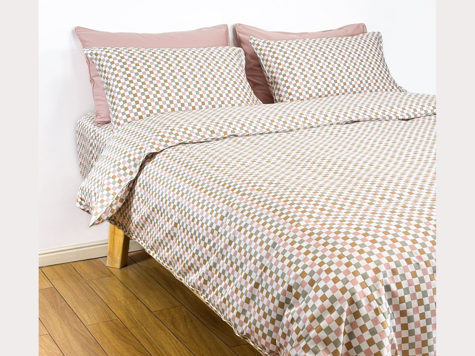 SHNUGGLE Bedding Set Colorful Checker displayed on a bed, featuring a soft, wrinkle-resistant cotton material in a vibrant checkered pattern.