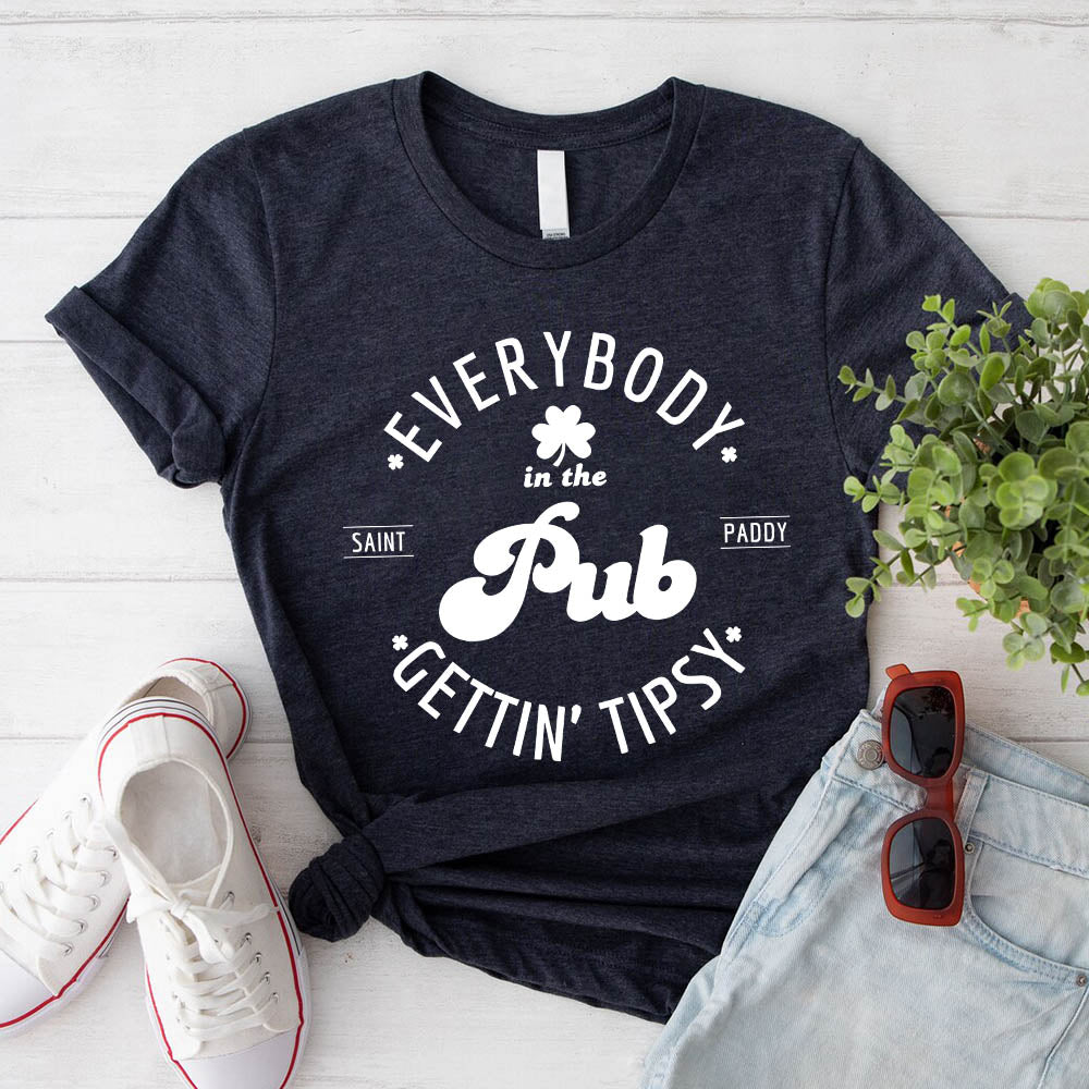 Funny Shirt – Everybody in the Pub Gettin' Tipsy Tee