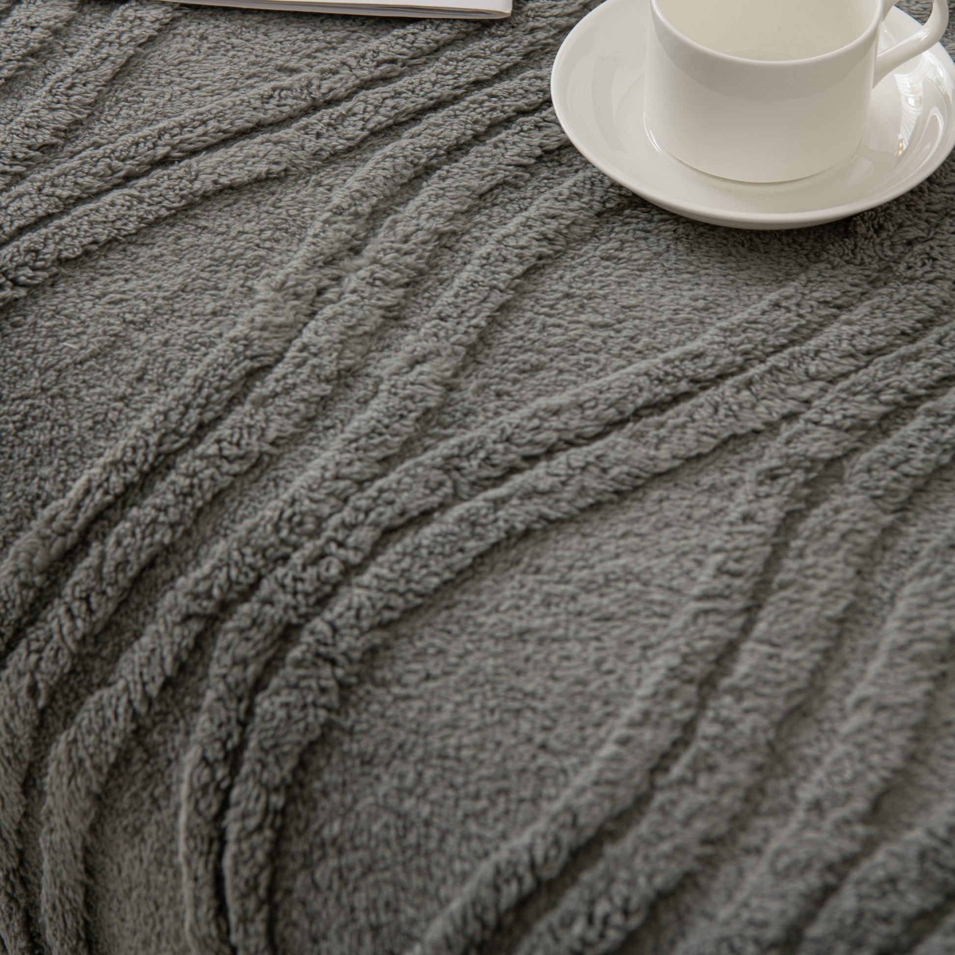 Winter Thickened Non-slip Blanket, Three-Dimensional Embossed Cotton Velvet Sofa Cover with a cup on top