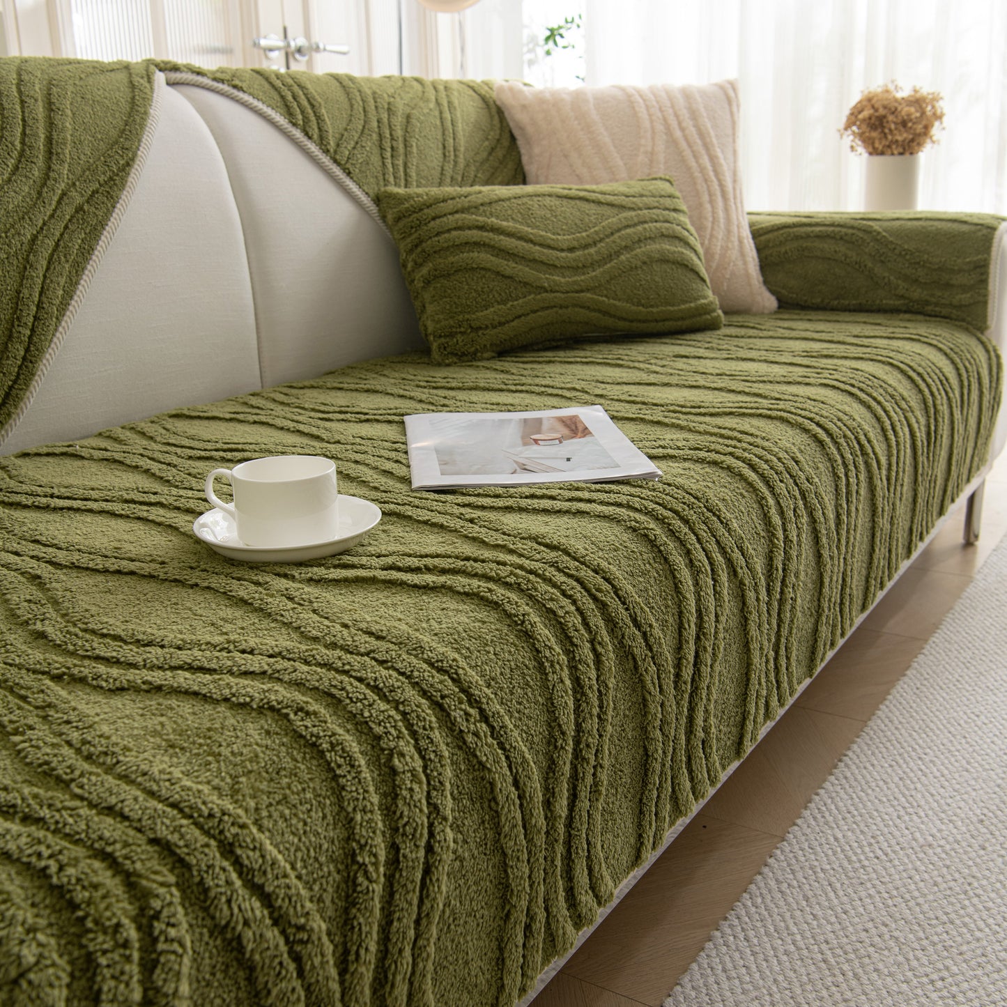 Green sofa with Winter Thickened Non-slip Blanket, Three-Dimensional Embossed Cotton Velvet Sofa Cover.