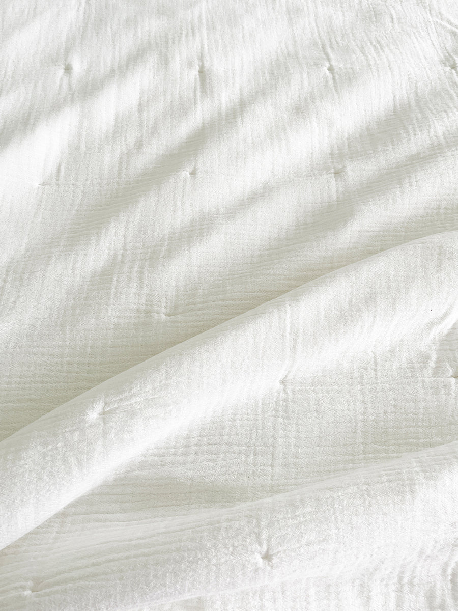 Easy Cotton Gauze Quilt & Pillow Set in beige and white, lightweight and breathable, made from 100% cotton for summer comfort.