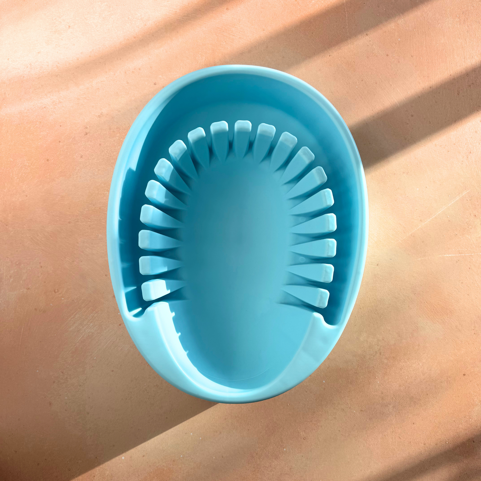 Arauris Pure - Facial Cold Plunge Bowl with Ice Chamber in blue, designed for skin de-puffing, stress relief, and mood boosting.