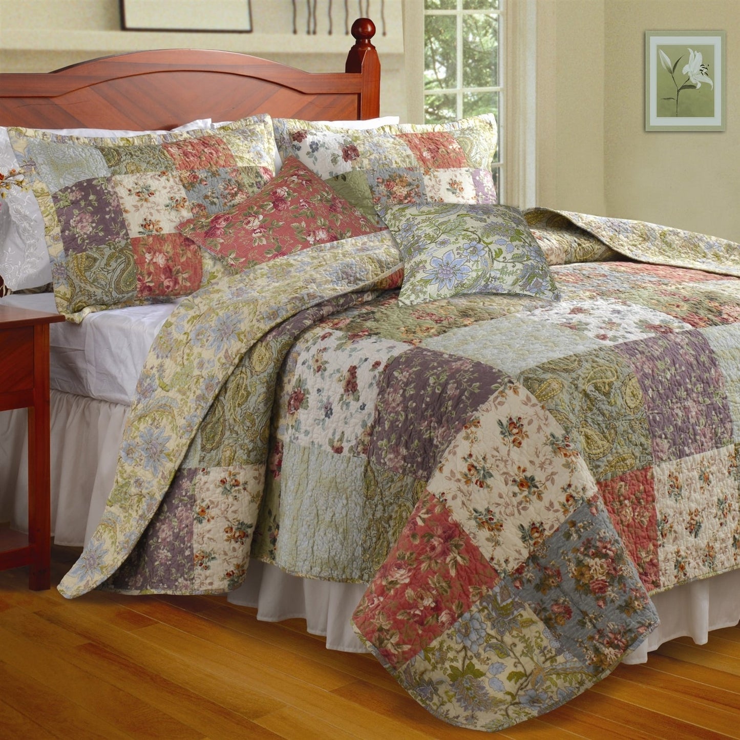 Full / Queen size 100% Cotton Floral Paisley Reversible Quilt Set on bed