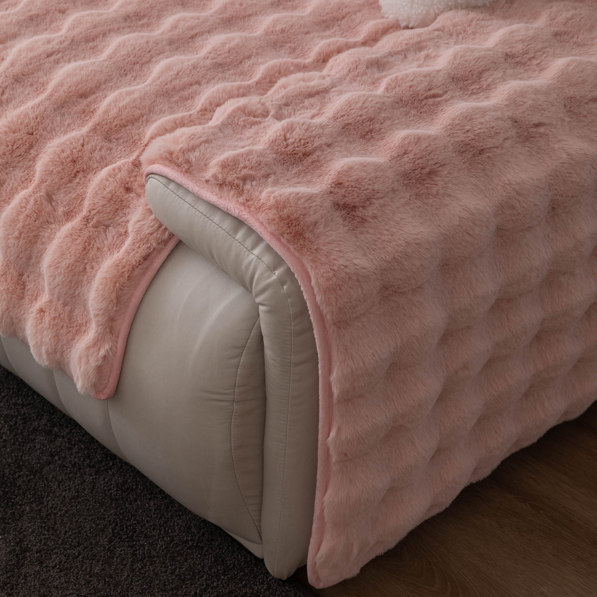 Thick Sofa Cushion Solid Color Faux Fur Fluffy Sofa Cushion Non-Slip Couch Covers in pink rabbit plush, enhancing luxury comfort.