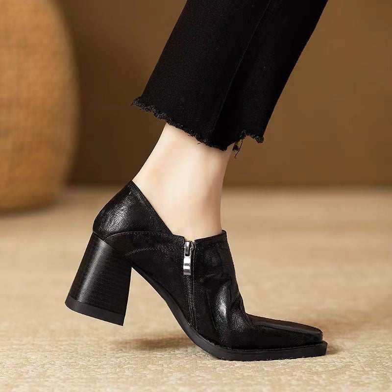 Black Women’s Chunky-Heel High Heels with Side Zipper featuring a bold, sturdy heel for comfort and modern style.