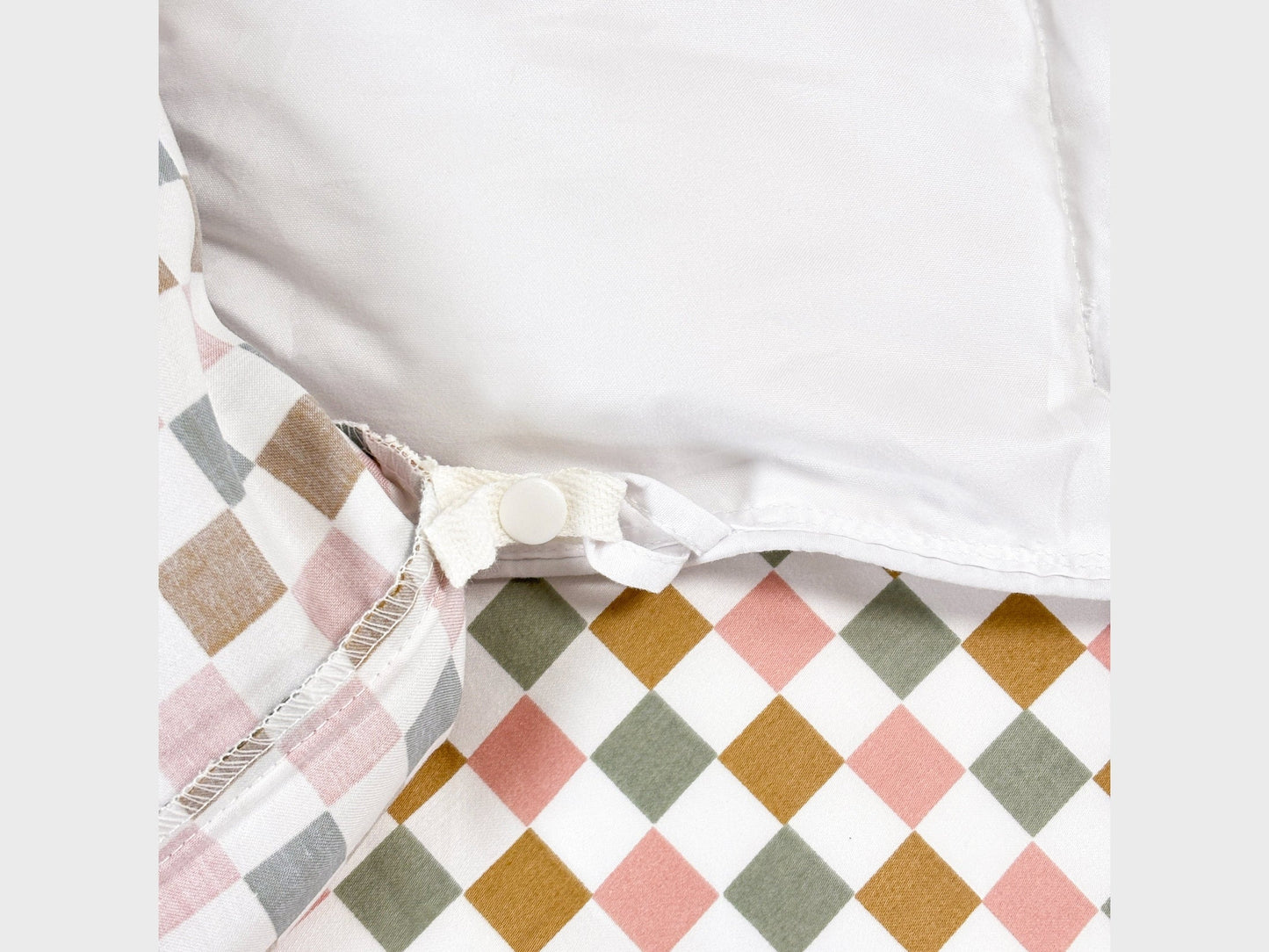SHNUGGLE SNAP-EZ Quilt with snap-on loops and playful diamond pattern for easy attachment, lightweight, and quick-dry convenience.