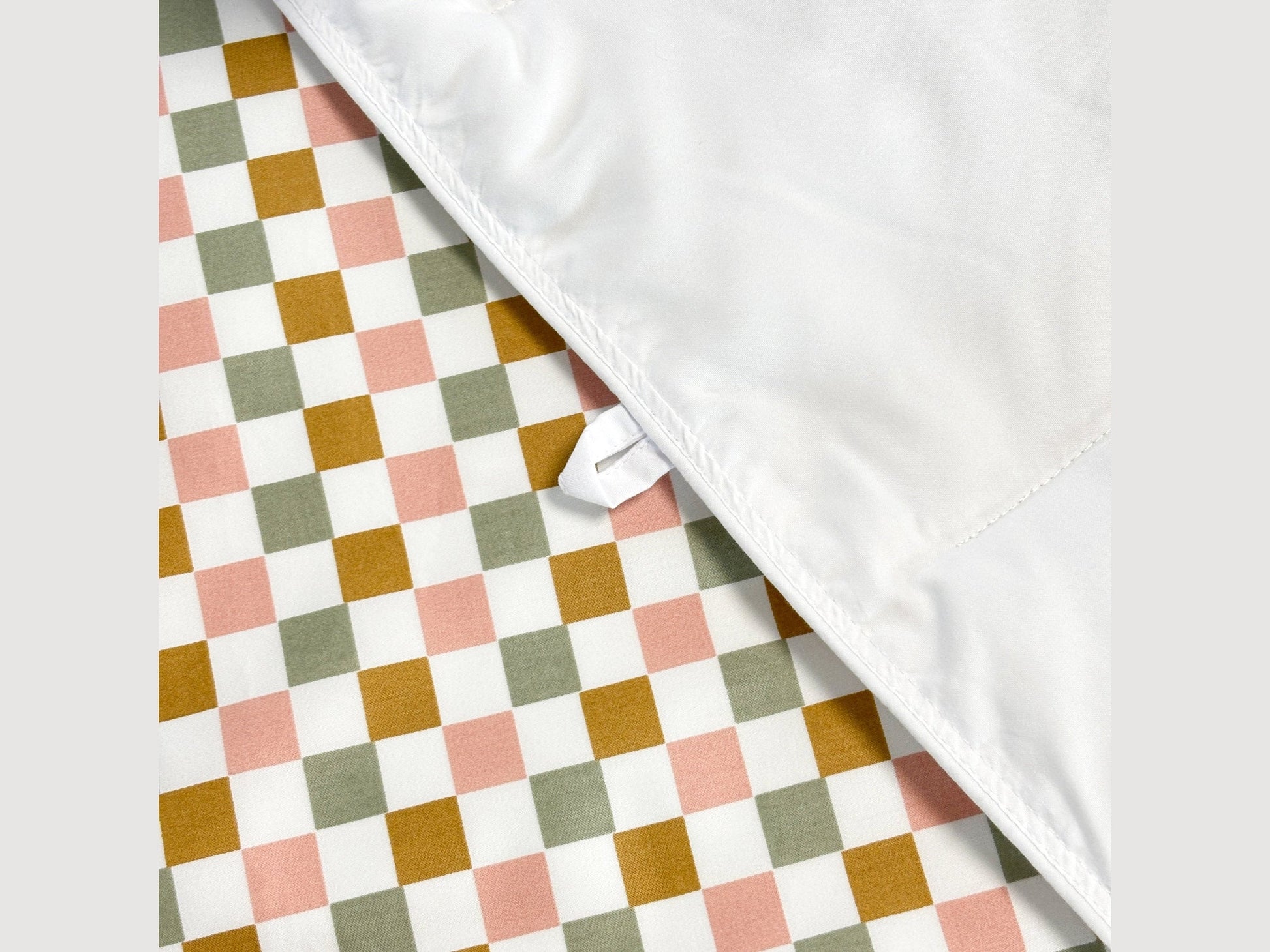 SHNUGGLE SNAP-EZ Quilt with snap-on loops and checkered design, toddler bedding, lightweight and quick-dry, dryer-safe