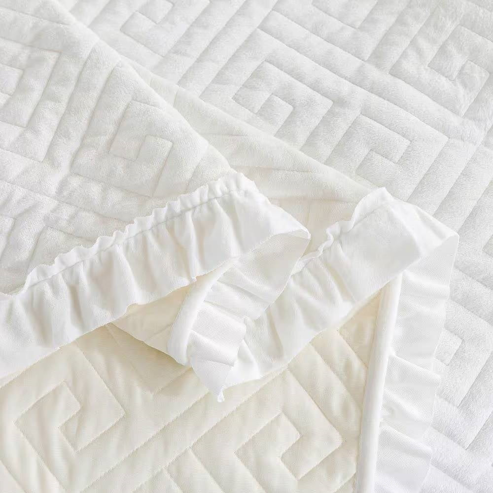 Queen size Ivory White Velvet Microfiber Polyester Reversible 3-Piece Quilt Set with unique stitching pattern