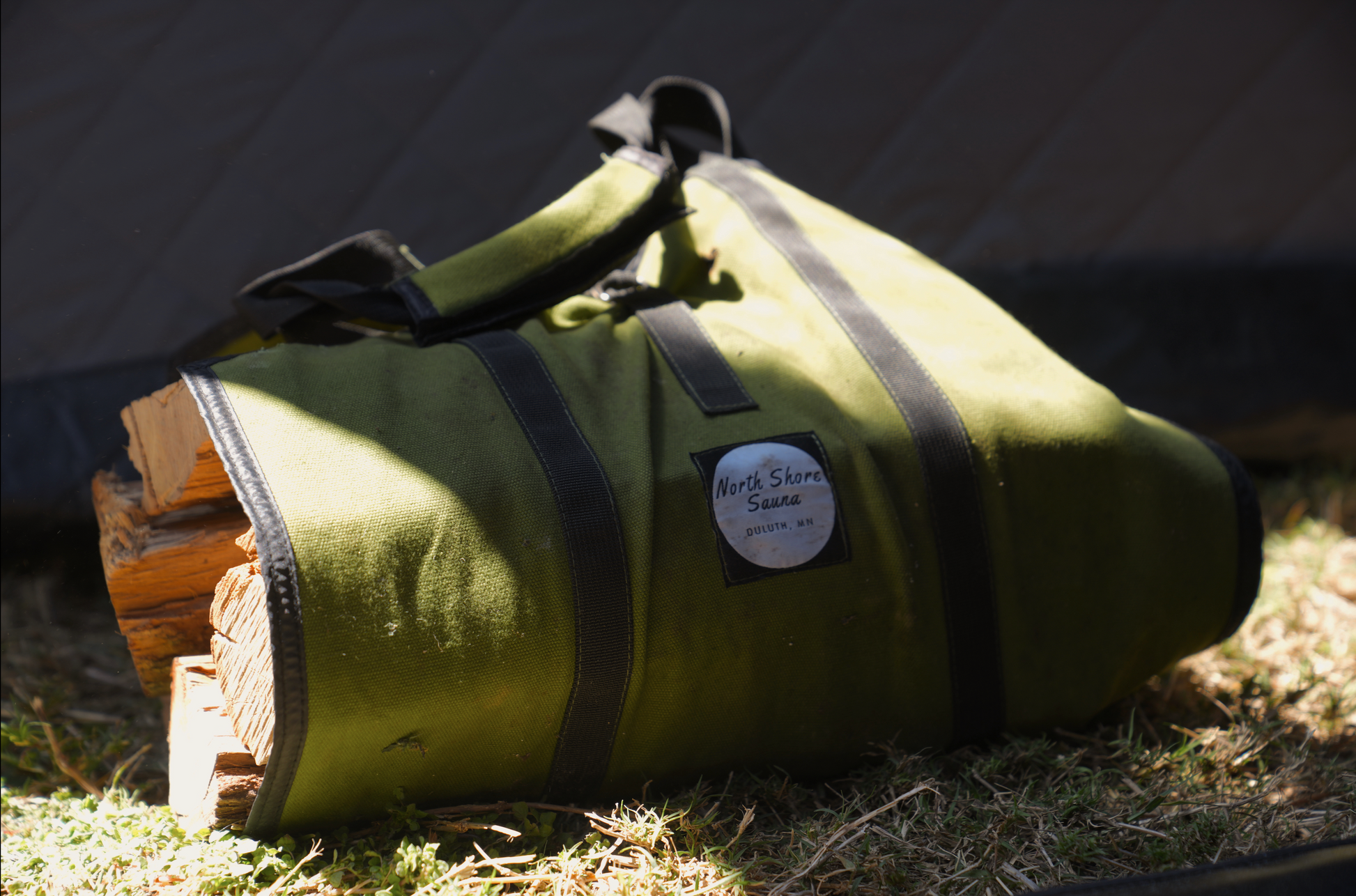 Firewood Carrying Bag – Effortlessly Transport Your Firewood in a convenient and durable green bag, perfect for camping and sauna usage.