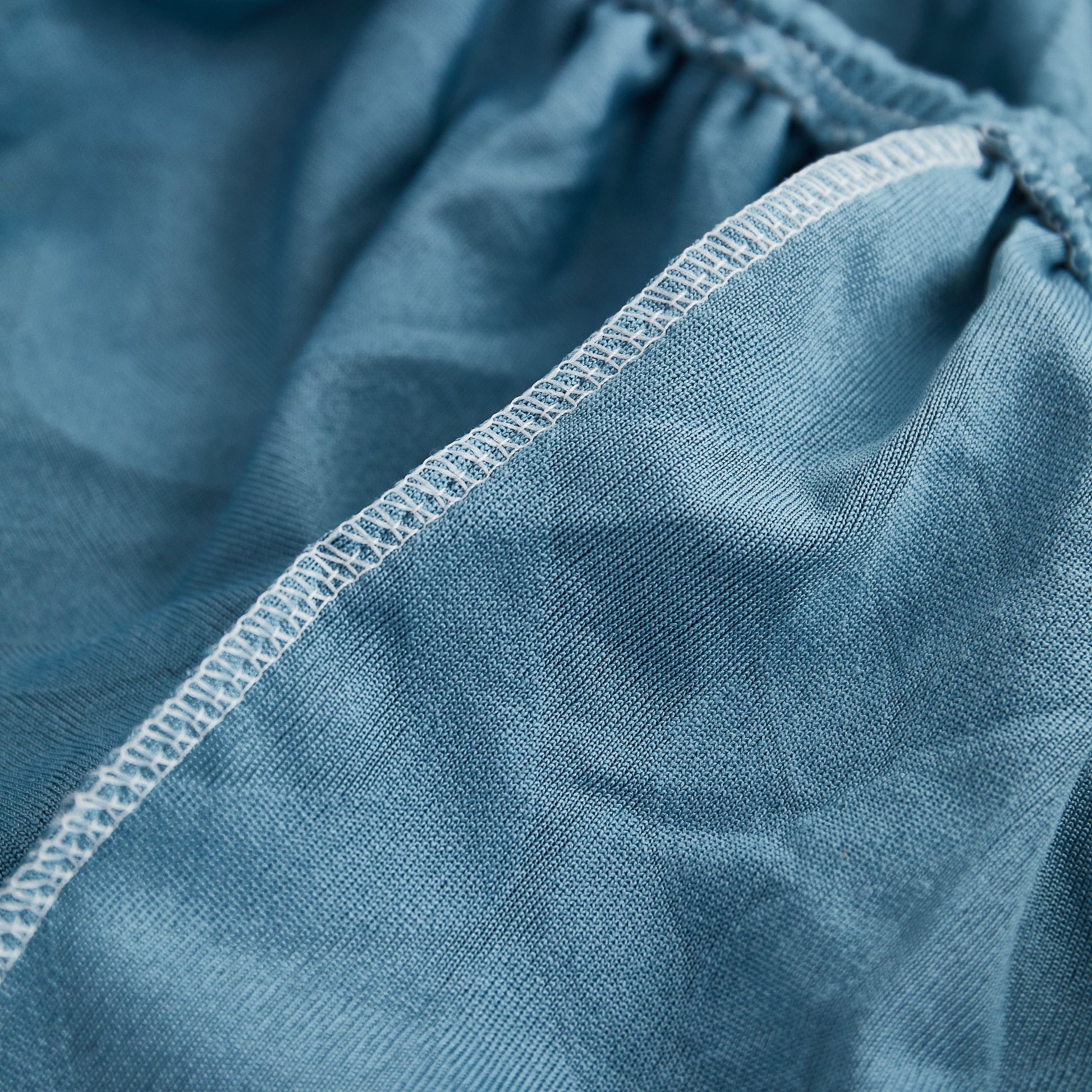Close-up of Stretch Couch Seat Cushion Covers, Sofa Slipcover Sofa Cover Soft Flexibility with Elastic Bottom in blue fabric
