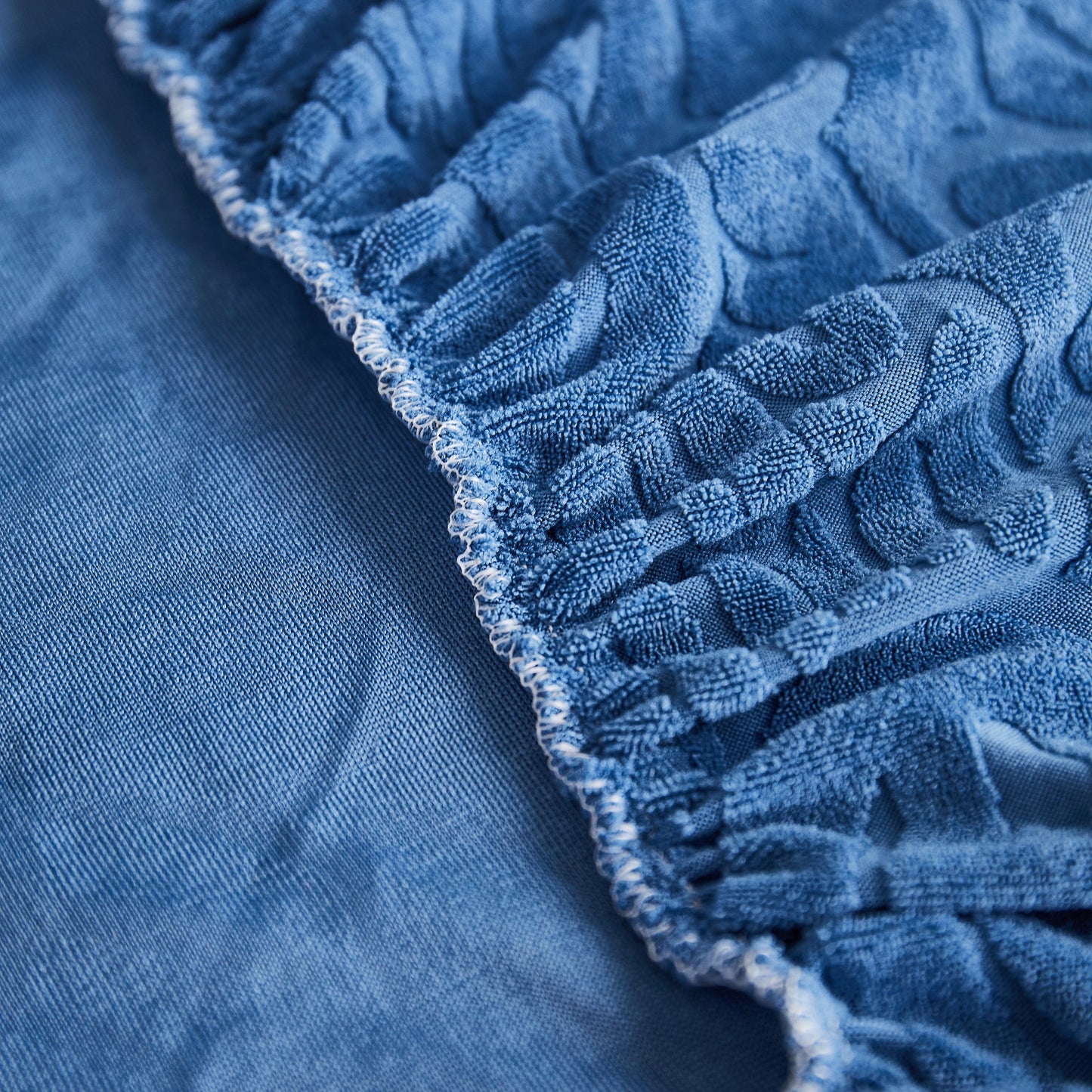 Close-up of elastic skirted edge of Sofa Seat Cover, Sunflower Patterned Elastic Skirted Couch Cushion Covers for 1/2/3/4-Seater Sofas.