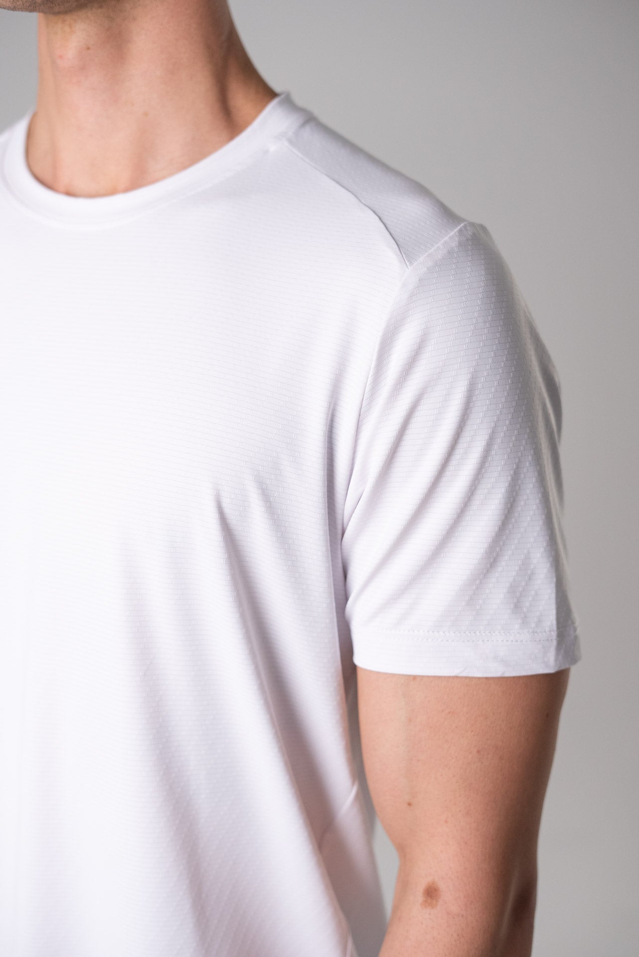 ALIVE Strong Tee – Athletic Performance T-Shirt for Training
