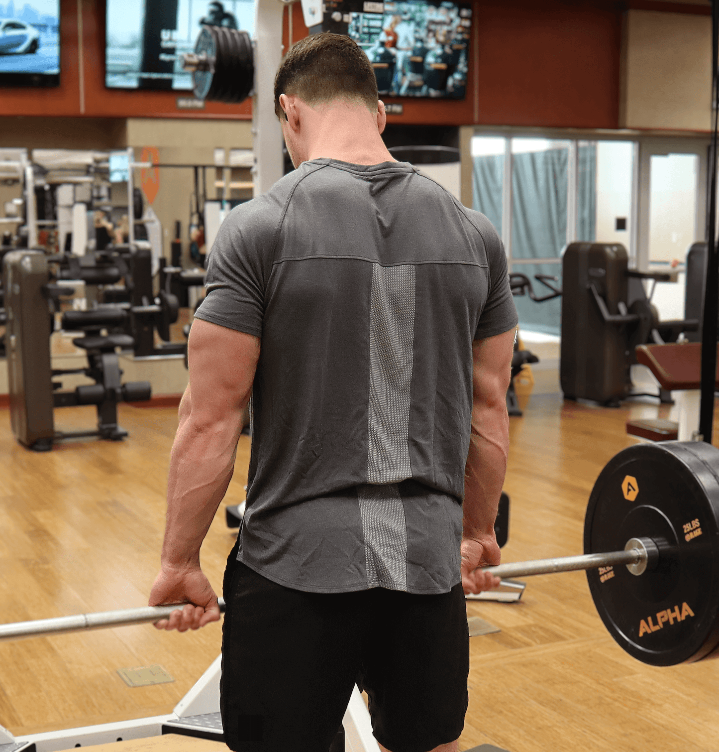  Athlete back view wearing Eucalyptus Mesh Tee in gym sustainable activewear