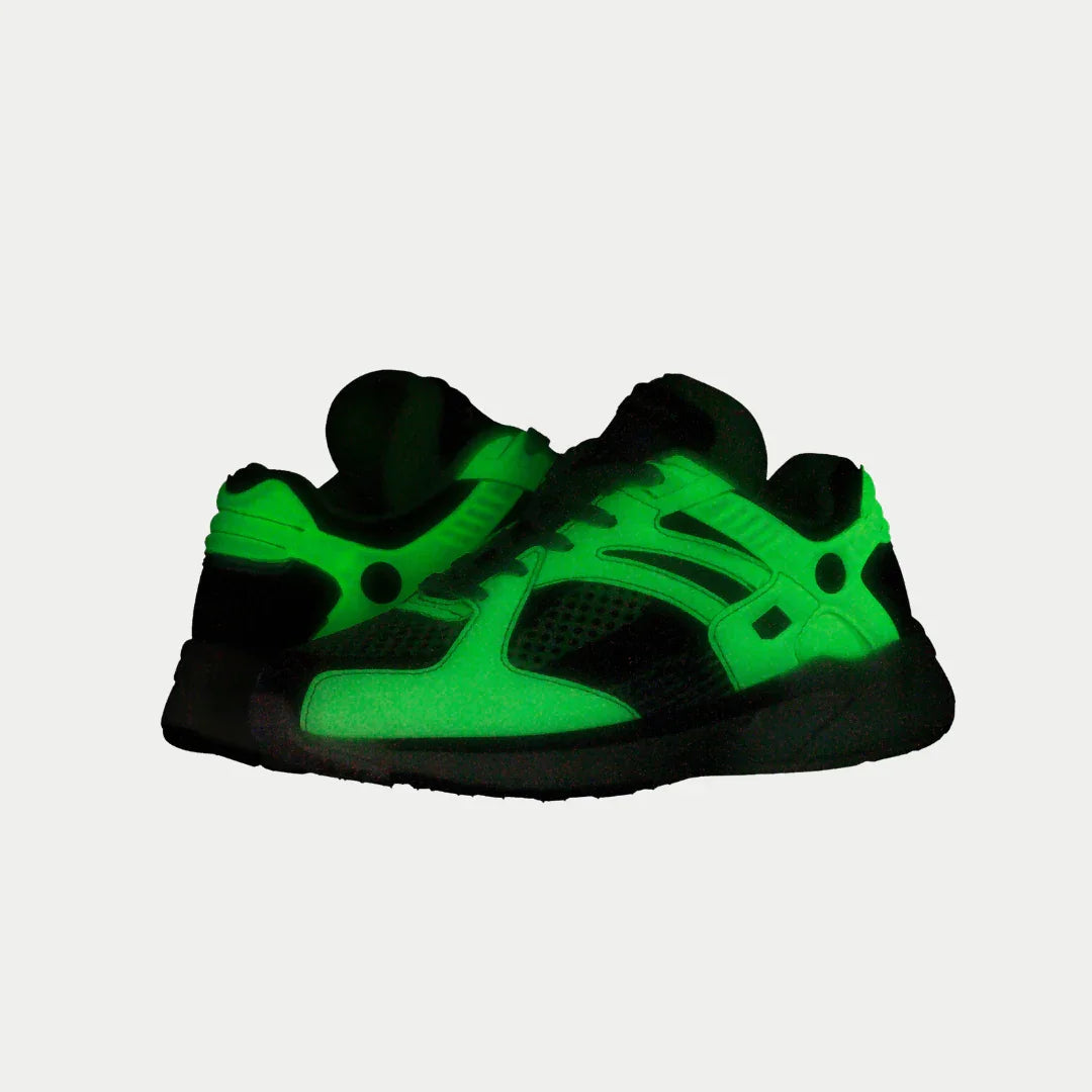 LA Gear Kids Catapult Light-Up x Glow Lowtop | Neon Yellow x Black sneakers glowing in the dark with bold design
