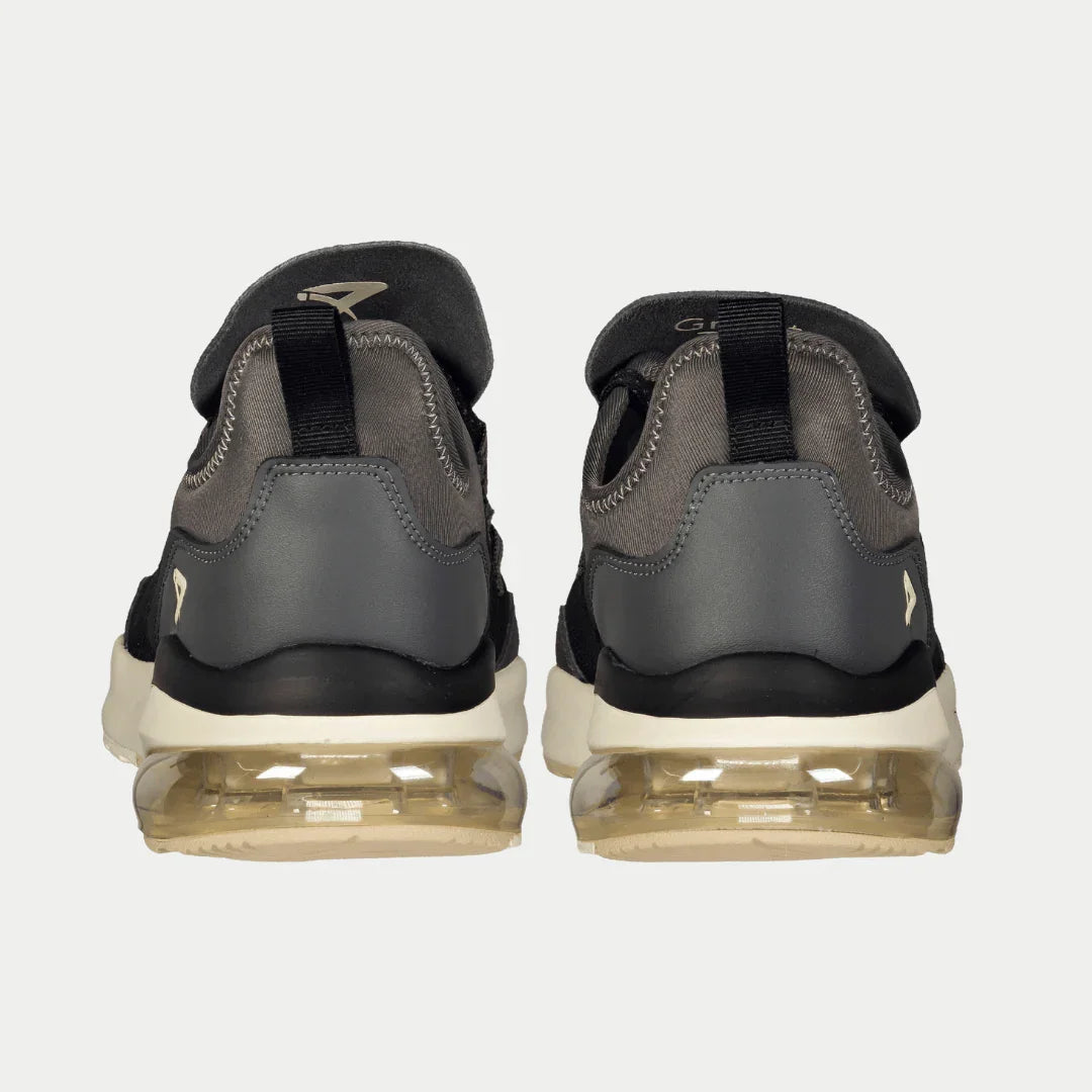 Rear view of LA Gear Men’s Runyon Lowtop | Black x Gray with breathable mesh layers and molded gel outsole for comfort.