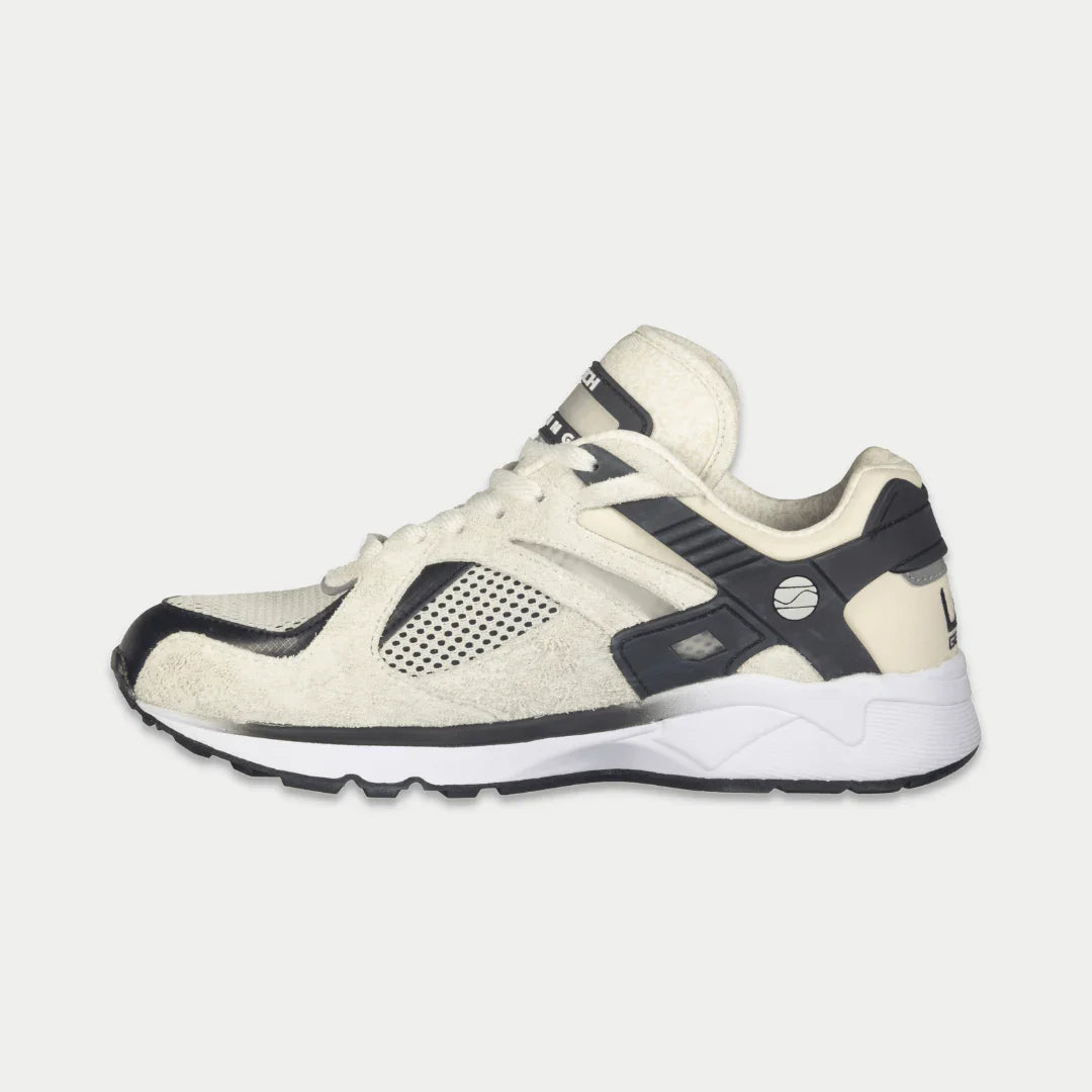 LA Gear Women's Catapult Light-up Lowtop | White x Black sneaker with iconic 90s design and comfort features