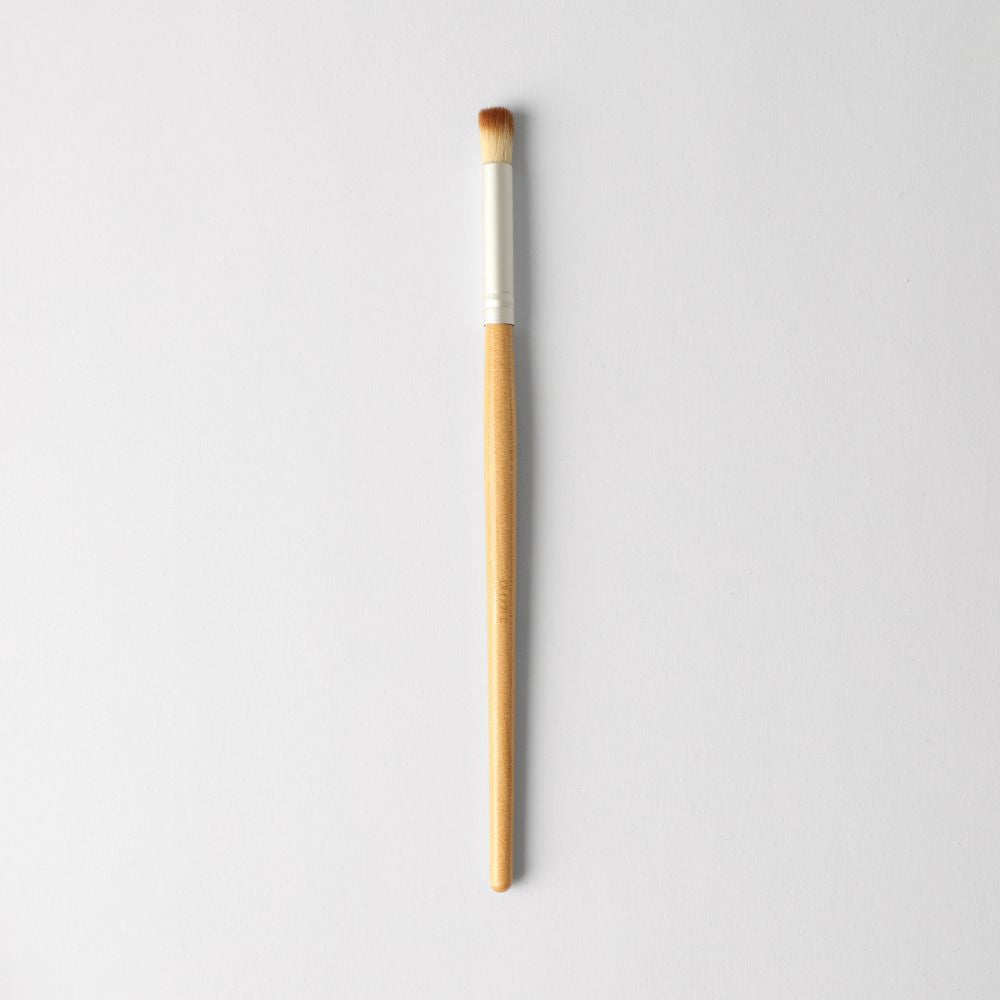Large/Blending Eyeshadow Brush with soft vegan bristles for even application and blending, eco-friendly and travel-friendly design