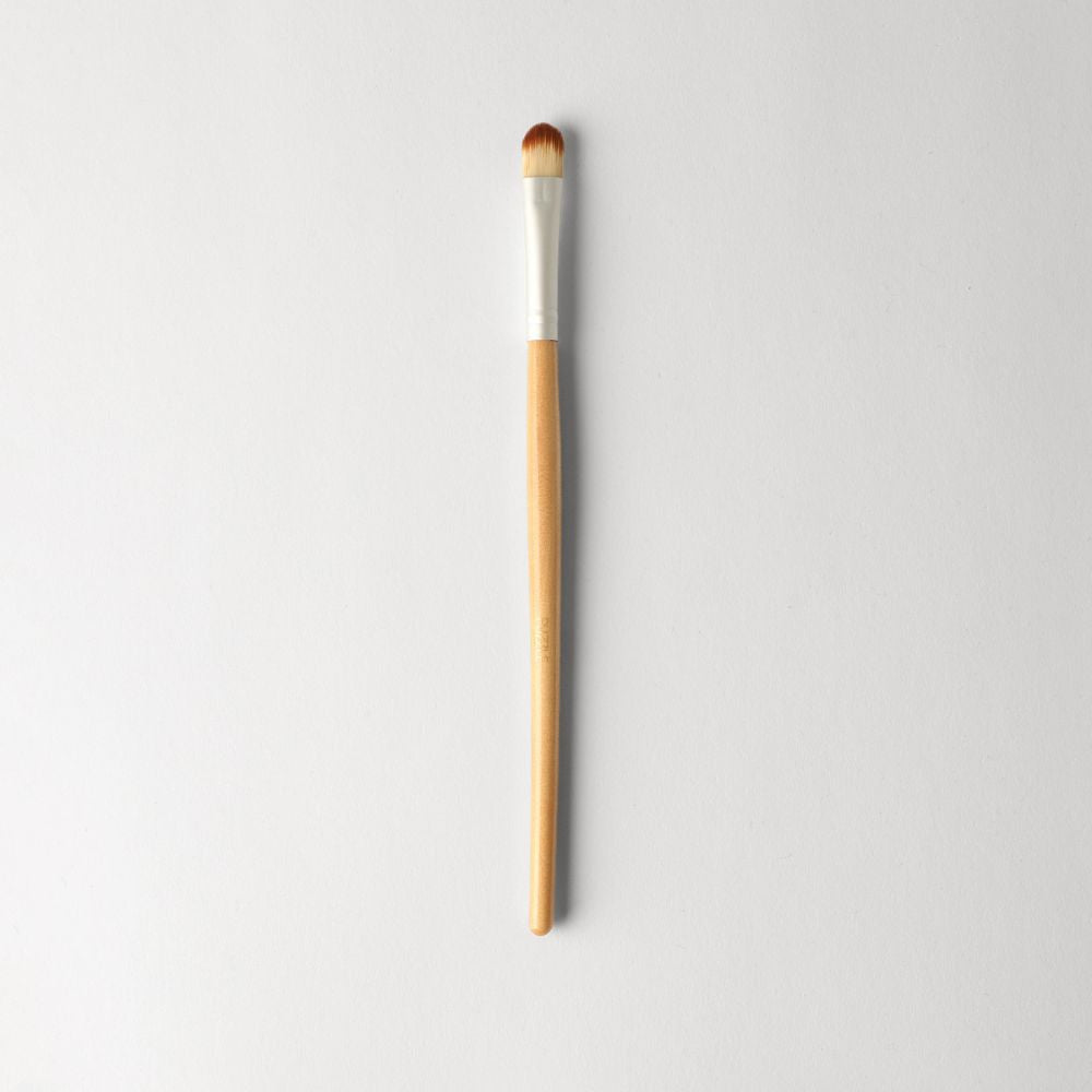 Medium Eyeshadow Brush with vegan bristles for precise color application, perfect for a natural or bold eye makeup look.