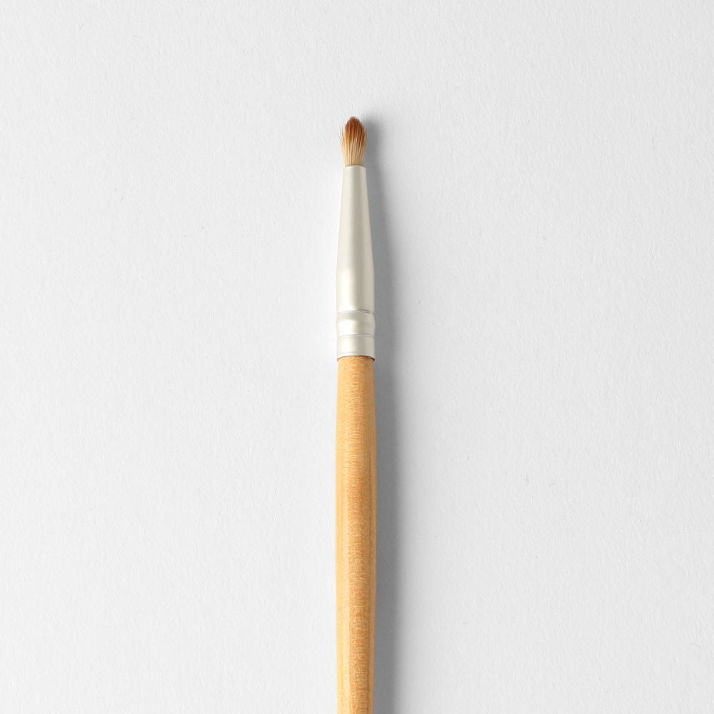 Mini Eyeshadow Brush with vegan bristles for precise application of shadows and eyeliners. Ideal for enhancing pigment and detail work.