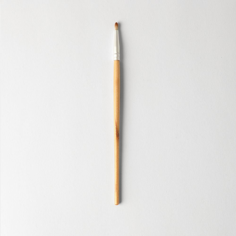 Mini Eyeshadow Brush with vegan bristles for precision application and dramatic eye makeup effect, ideal for shadows and eyeliners
